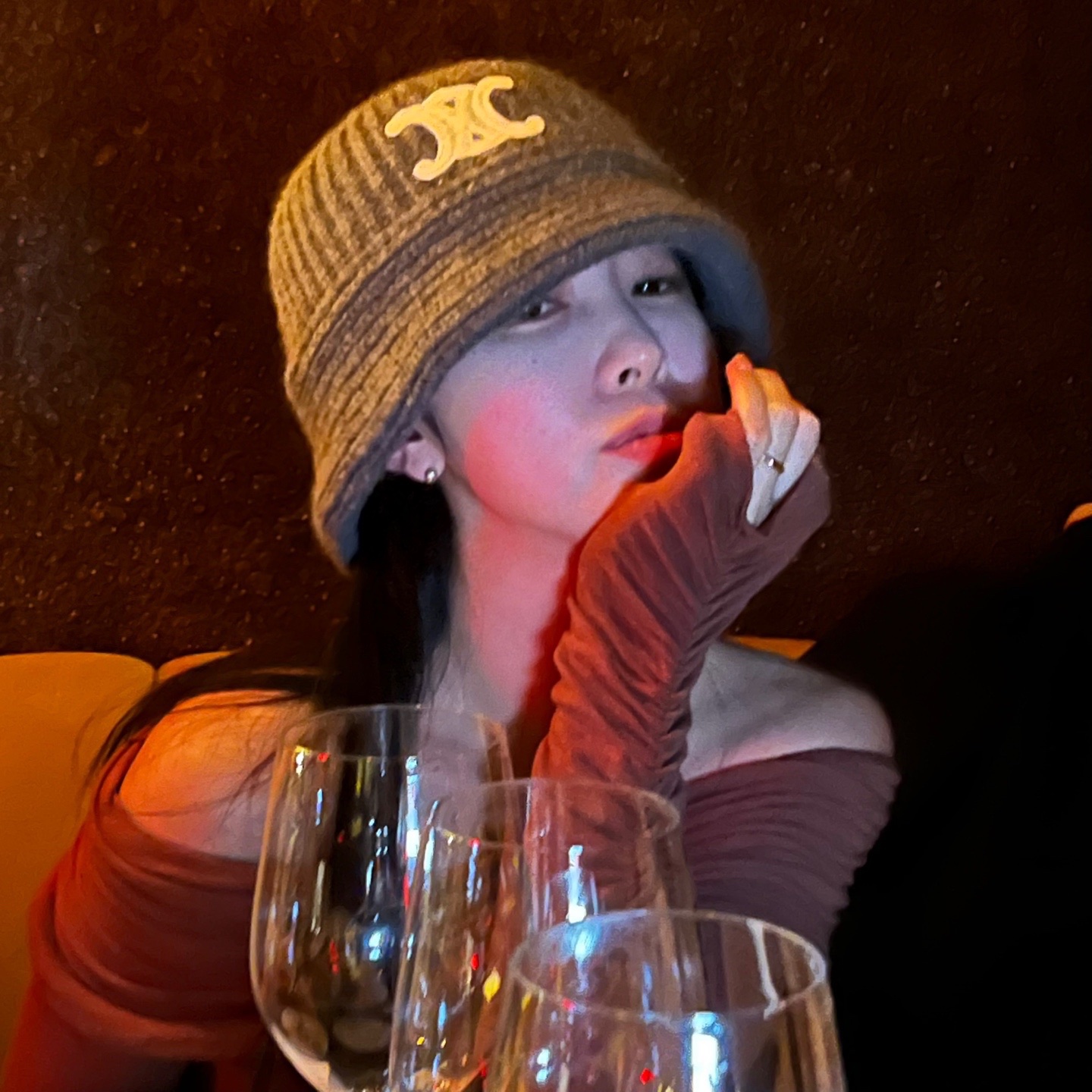 (W) Celine Triomphe Embroidery Bucket Hat in Seamless Cashmere Navy 착용 스타일 - 1