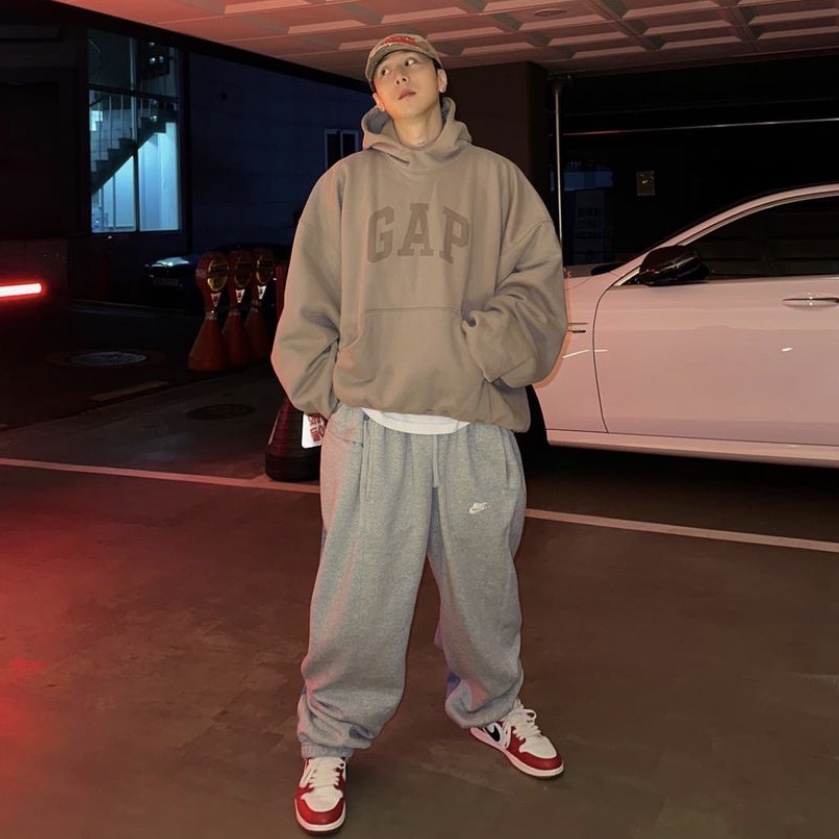 Yeezy Gap Engineered By Balenciaga Dove Hoodie Beige 착용 스타일 - 1