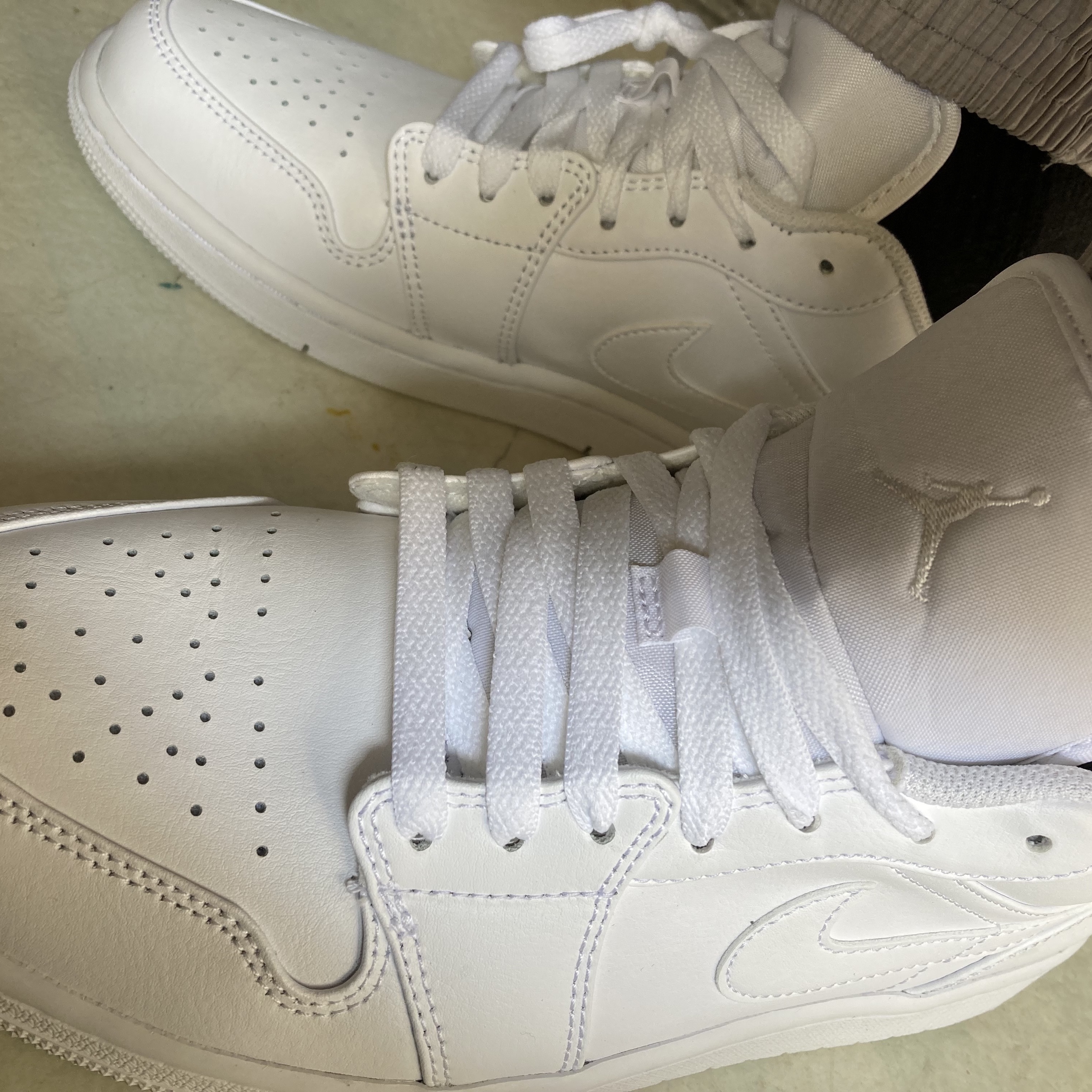 Jordan 1 Low Triple White 착용 스타일 - 1