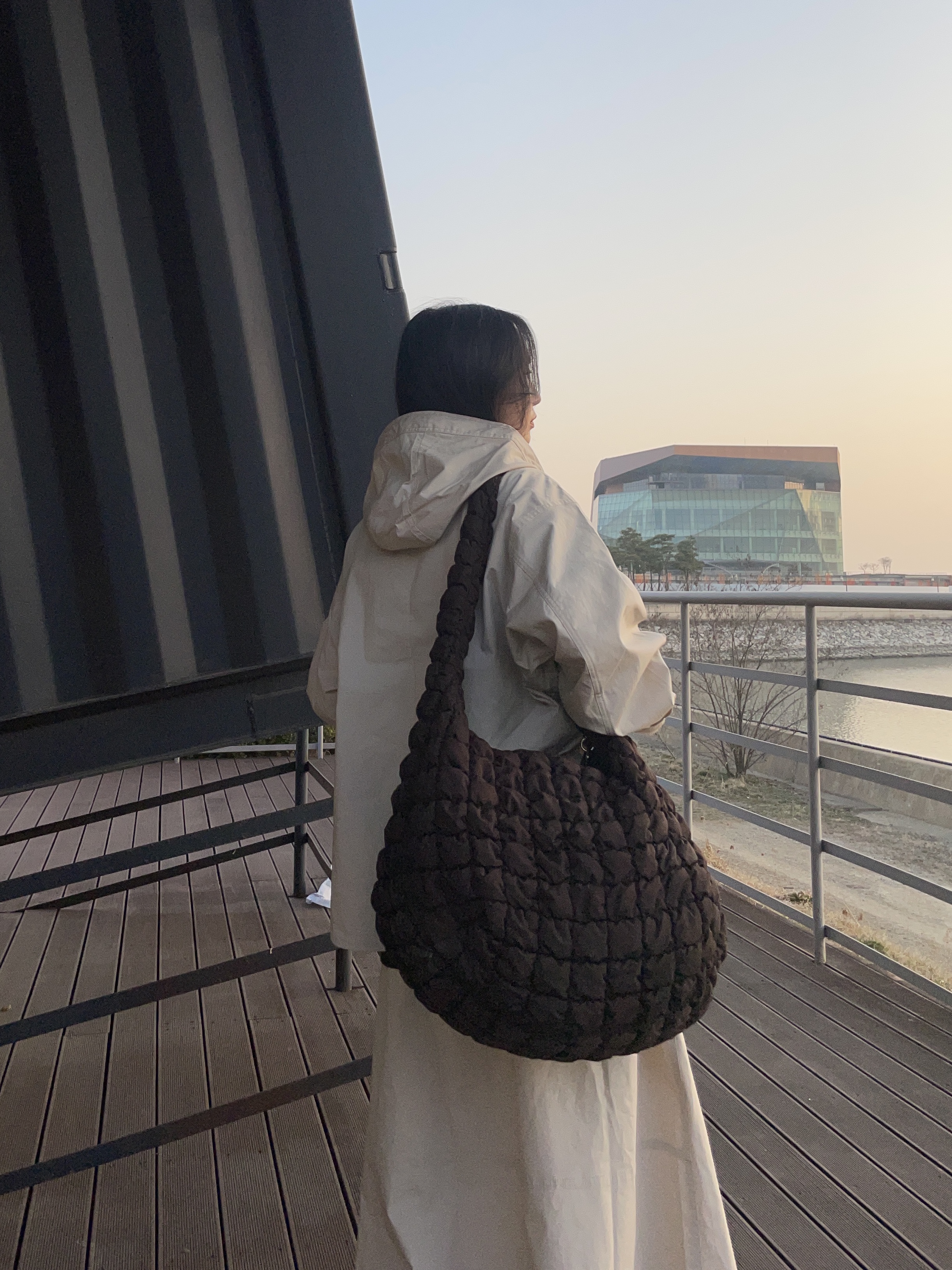 COS Quilted Oversized Shoulder Bag Brown 착용 스타일 - 1