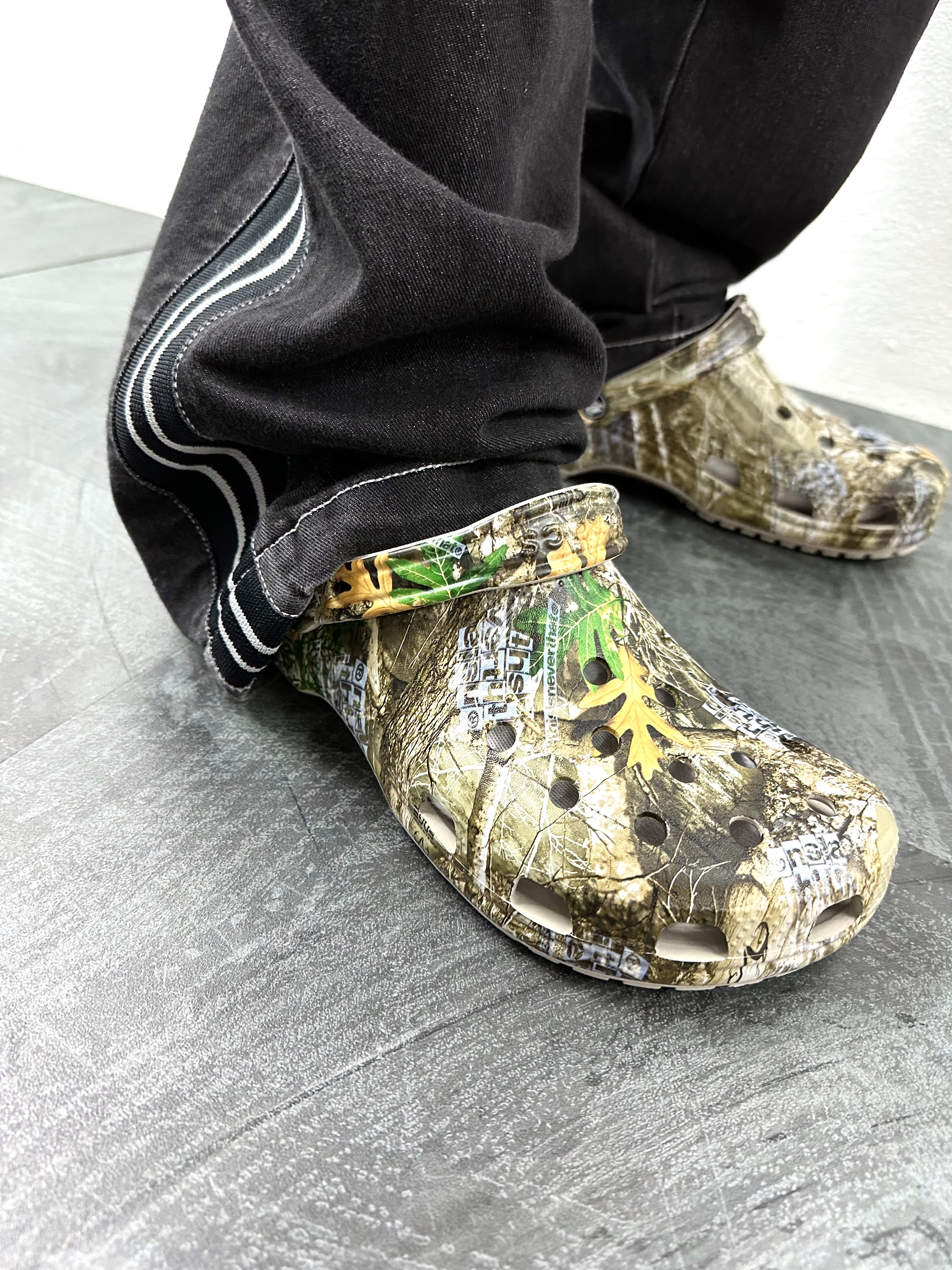 Crocs x Thisisneverthat Classic Clog Walnut 착용 스타일