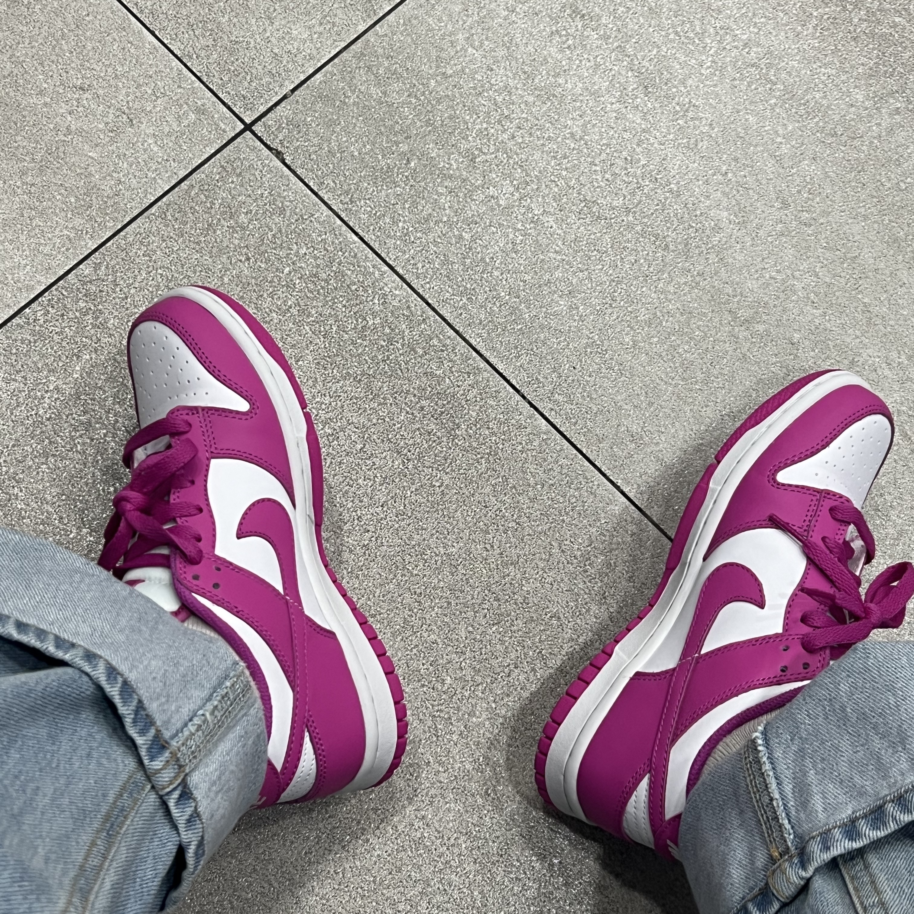 (GS) Nike Dunk Low White Active Fuchsia 착용 스타일 - 2