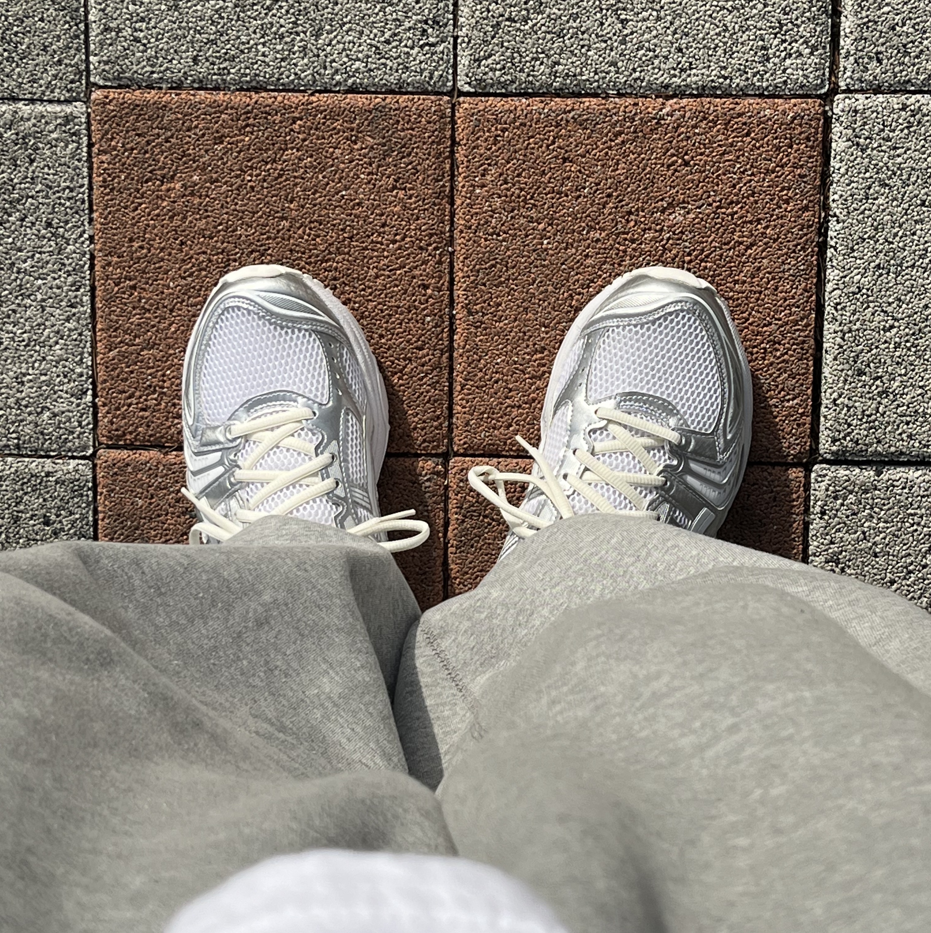 Nike x Stussy NRG Fleece Pants Dark Grey Heather (DO9340-063), Asics x JJJJound Gel-Kayano 14 Silver White 착용 스타일 - 1