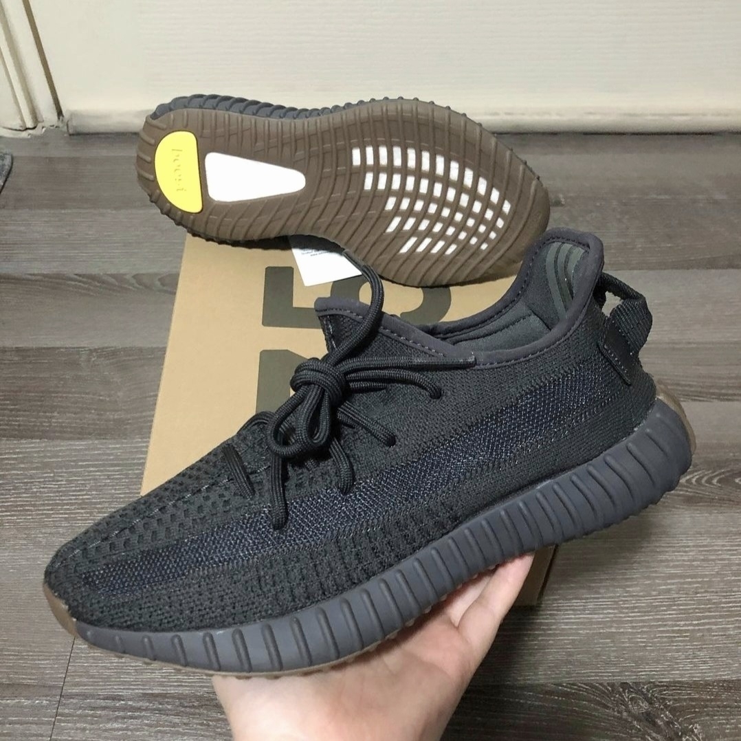 Adidas Yeezy Boost 350 V2 Cinder 착용 스타일