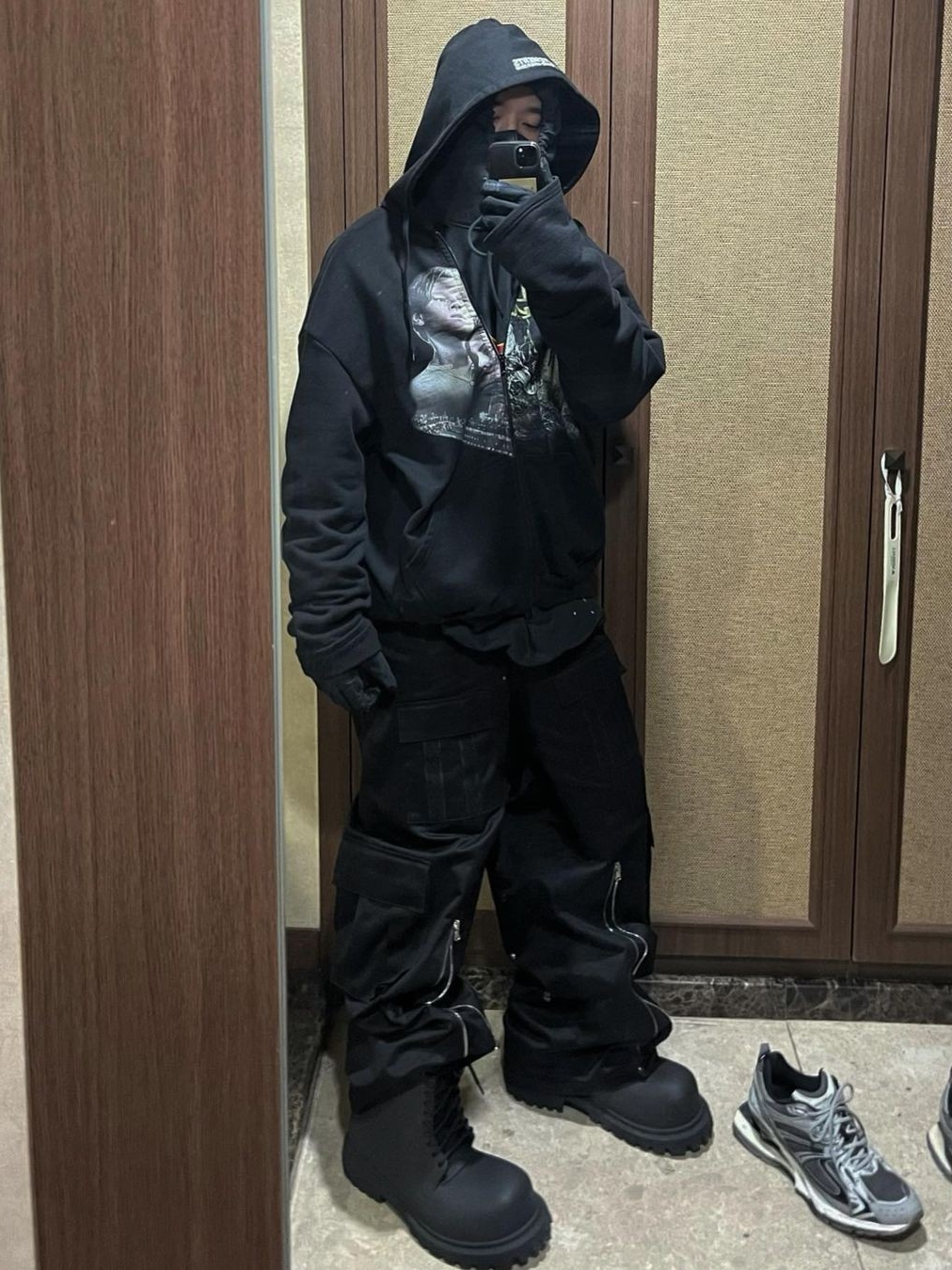 [KREAM 단독] AOP Tetsdo 6 Rail Cargo Pants Black 착용 스타일 - 1