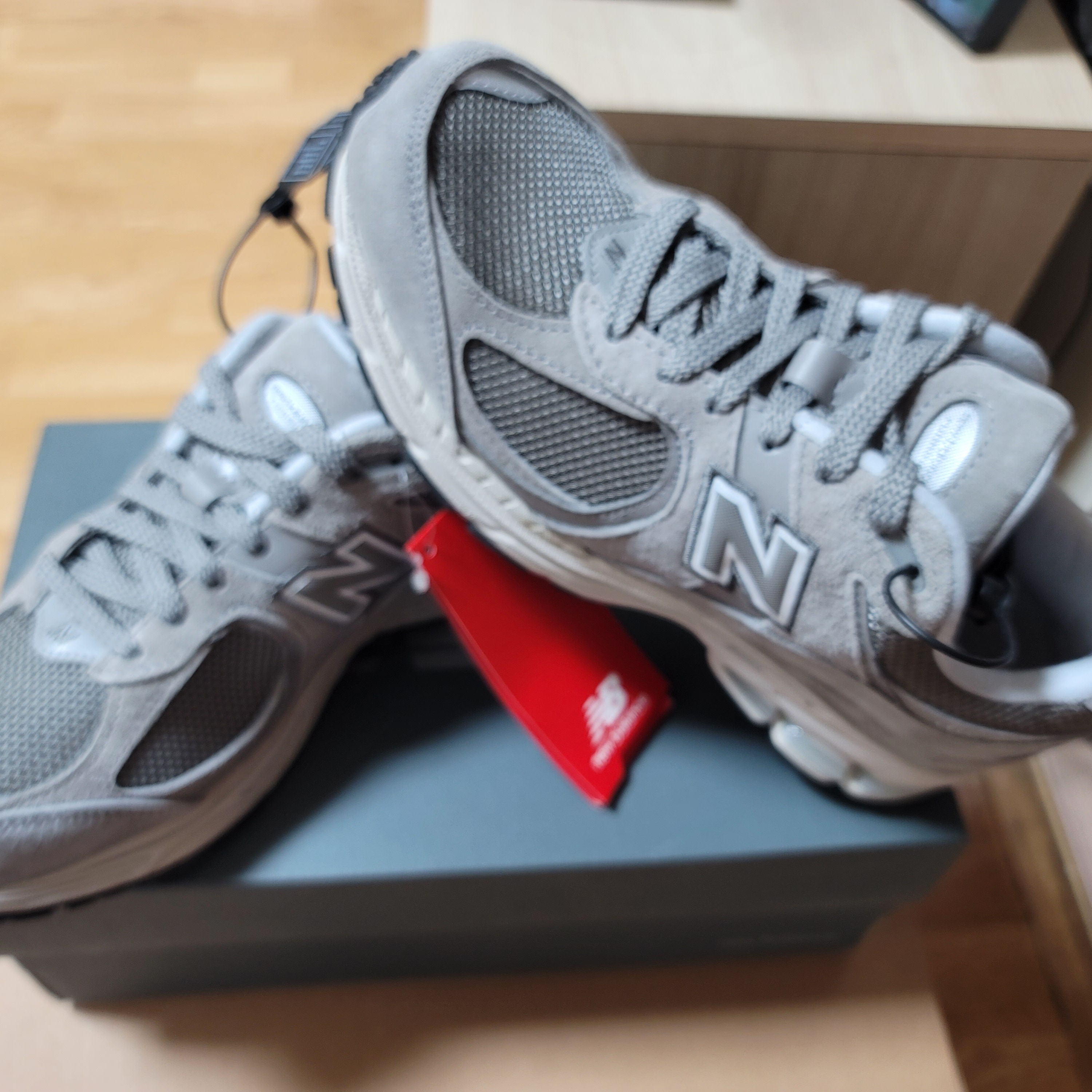 New Balance 2002R Grey 착용 스타일 - 1
