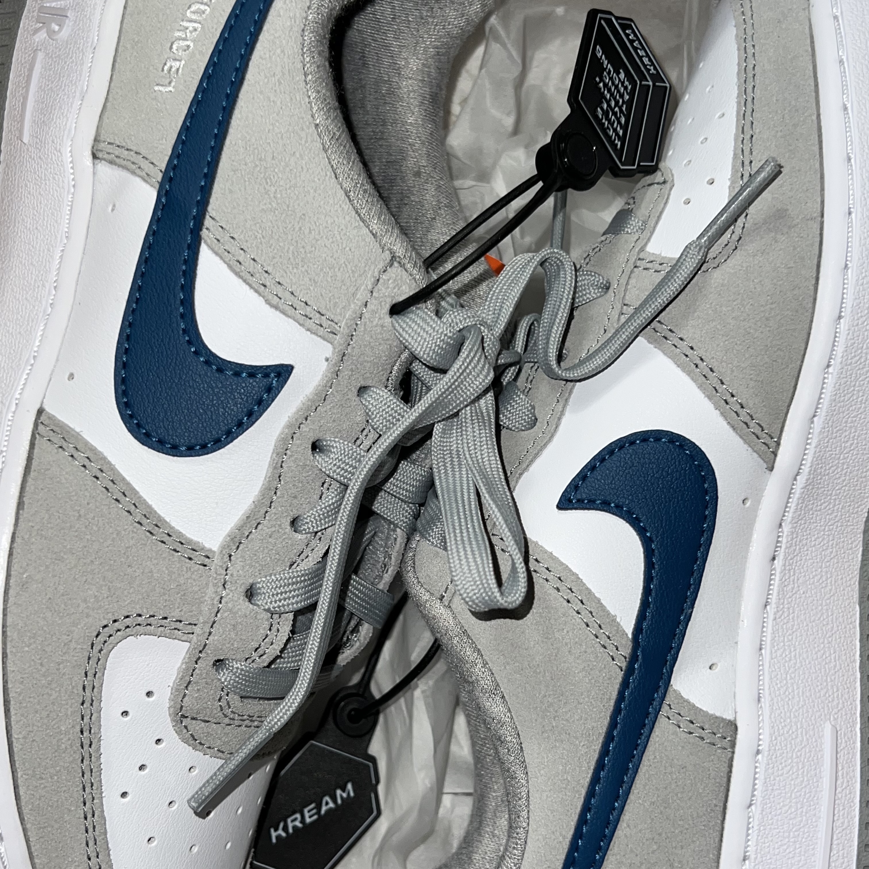 (GS) Nike Air Force 1 LV8 Athletic Club Light Smoke Grey Marina 착용 스타일