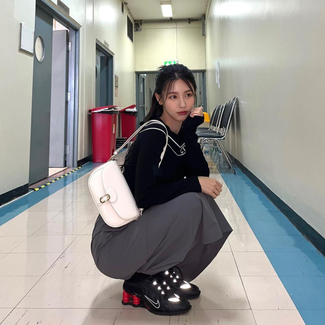Nike x Martine Rose Shox MR4 Black 착용 스타일 - 2