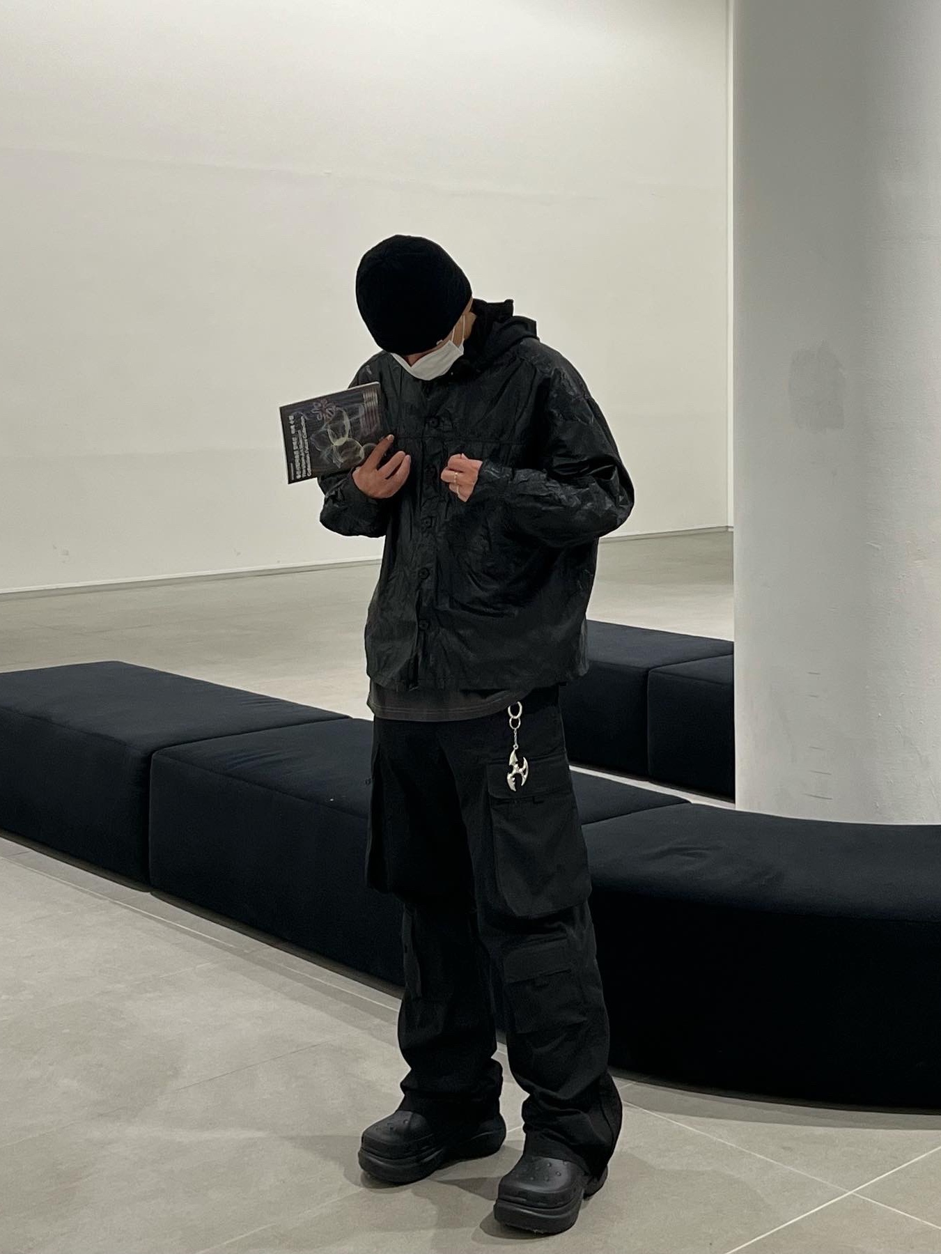 Balenciaga x Crocs Rubber Boot Black 착용 스타일 - 4