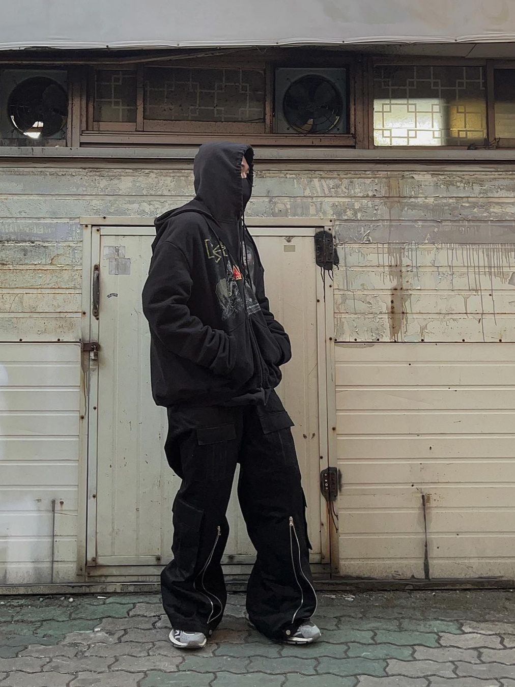 [KREAM 단독] AOP Tetsdo 6 Rail Cargo Pants Black 착용 스타일 - 1