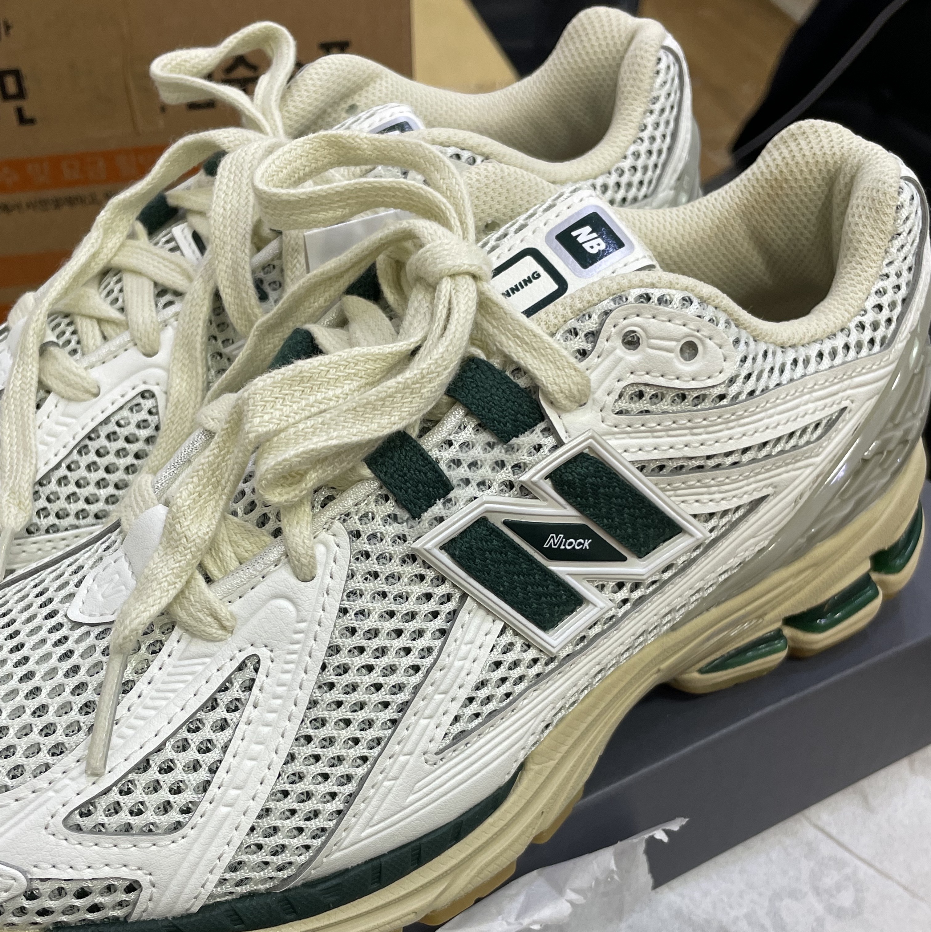 New Balance 1906R Silver Green 착용 스타일