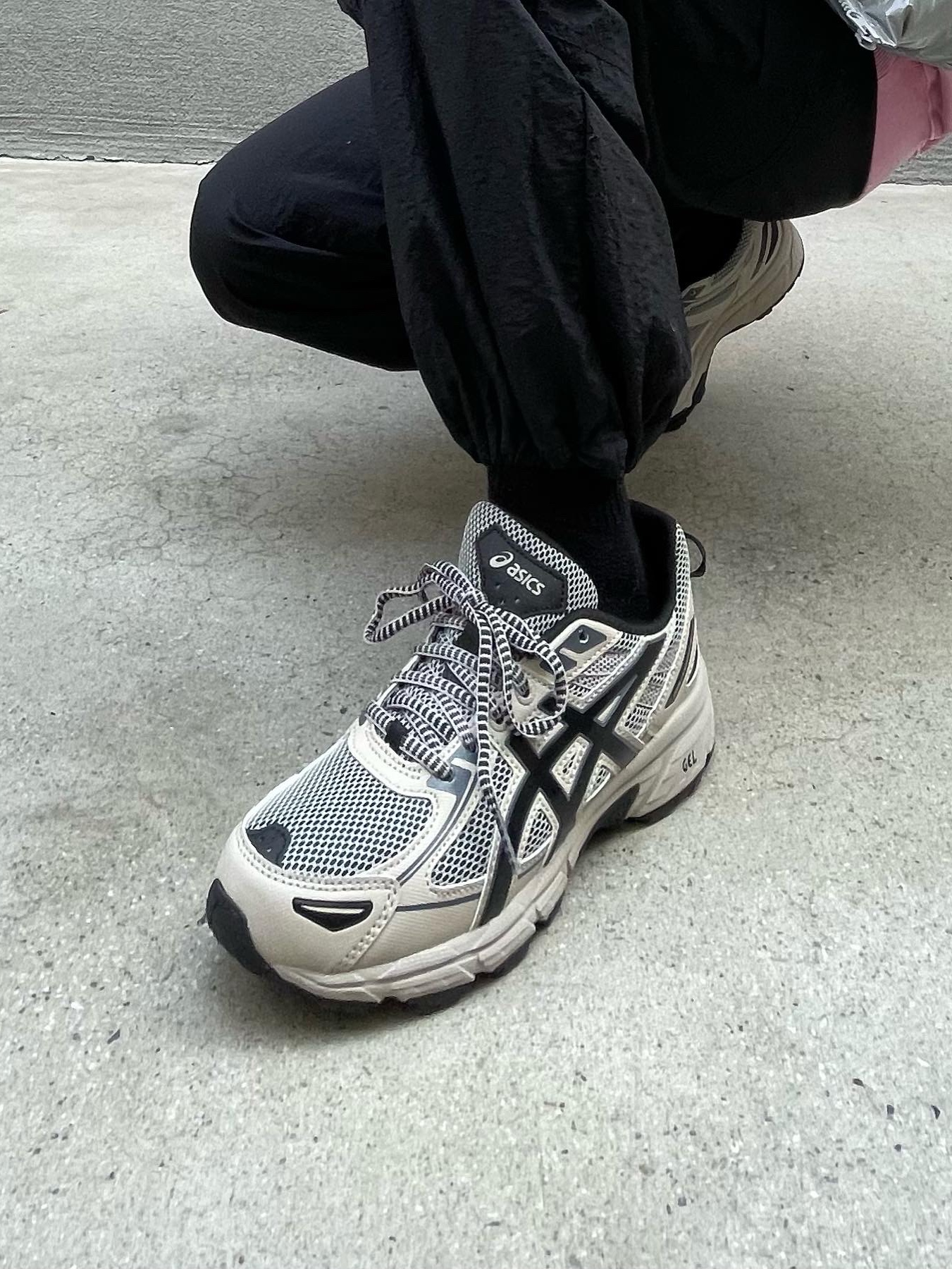 Asics Gel-Venture 6 Feather Grey Black 착용 스타일 - 2