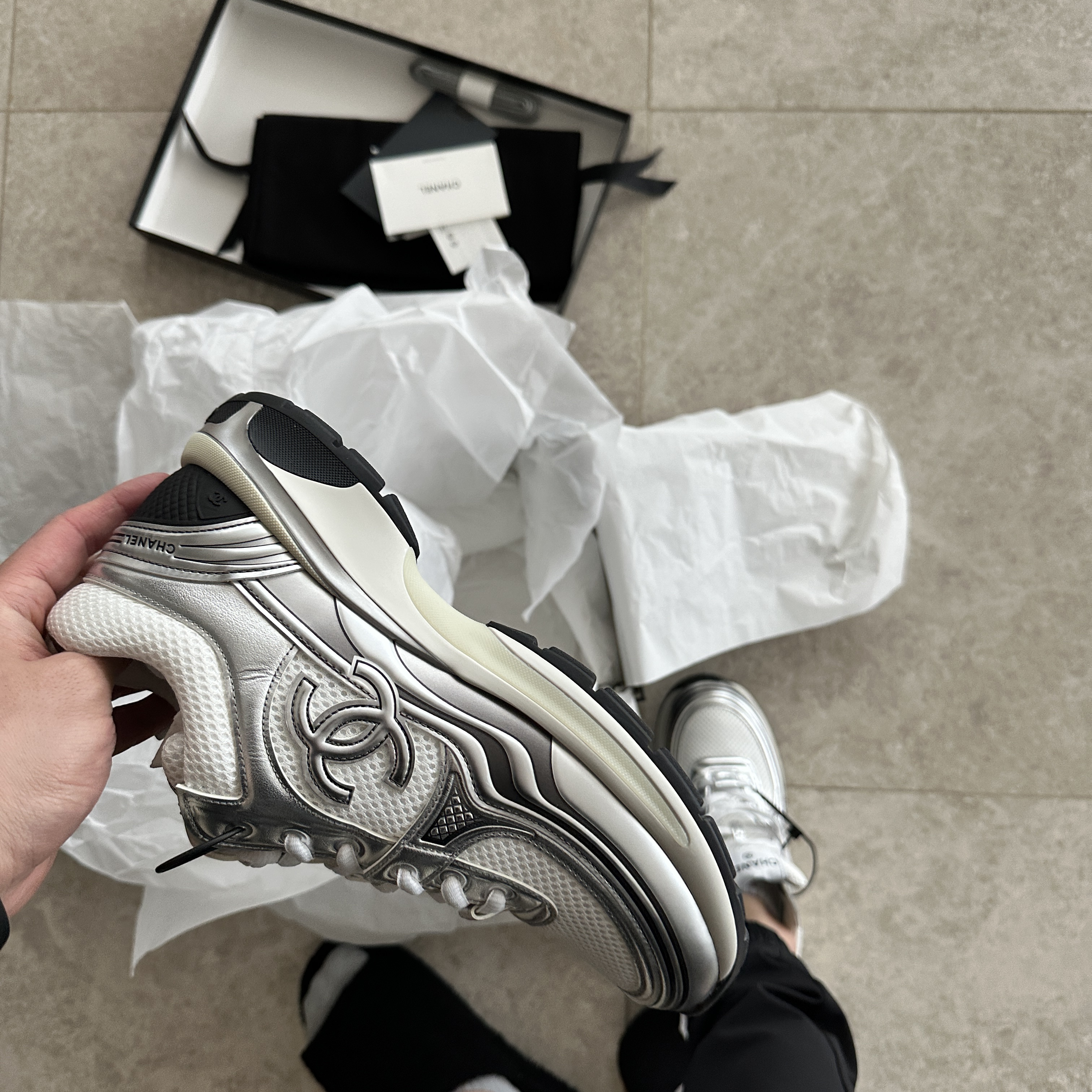 Chanel Sneakers Fabric Laminated & White Silver 착용 스타일 - 1
