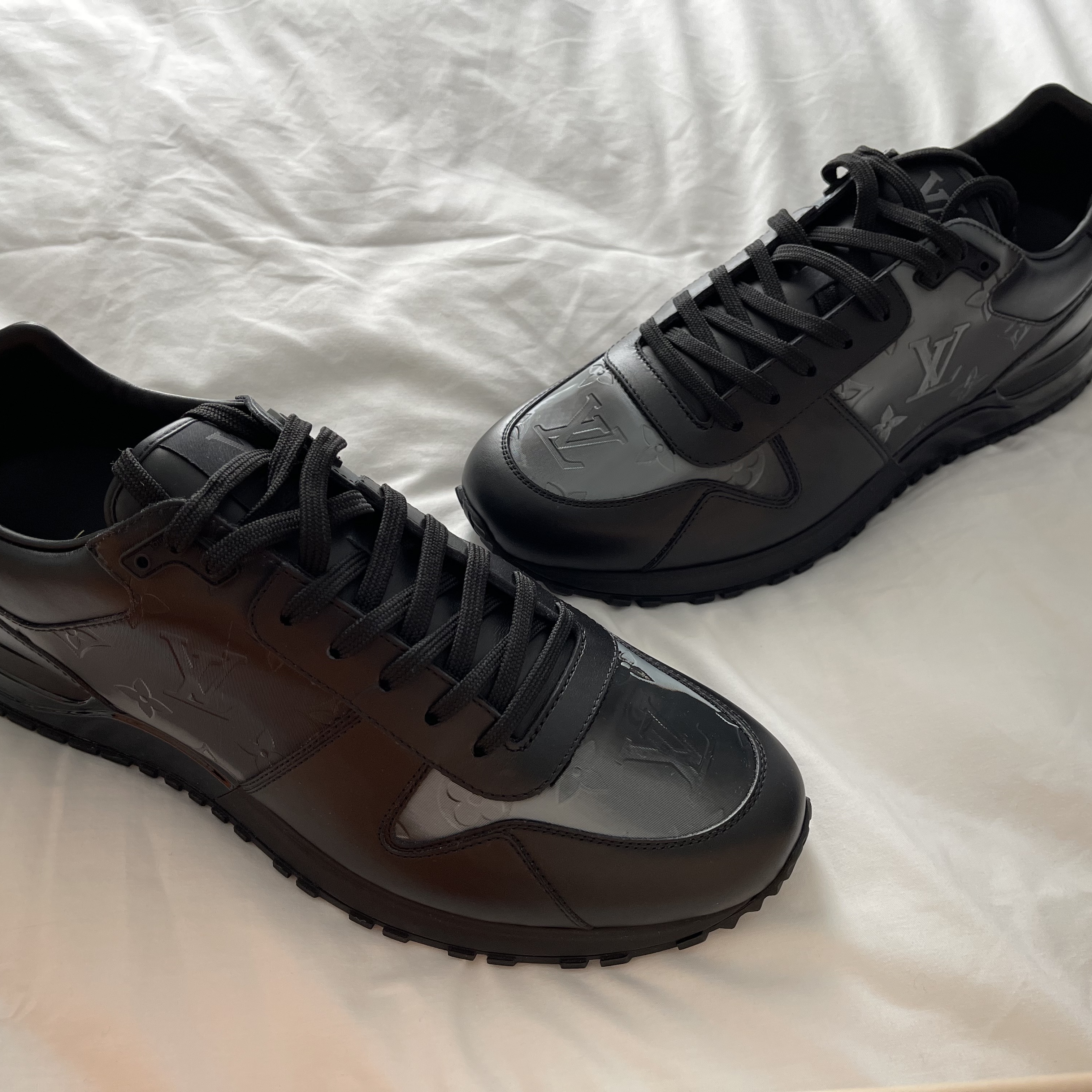 Louis Vuitton Run Away Sneakers Iridescent Textile White 착용 스타일