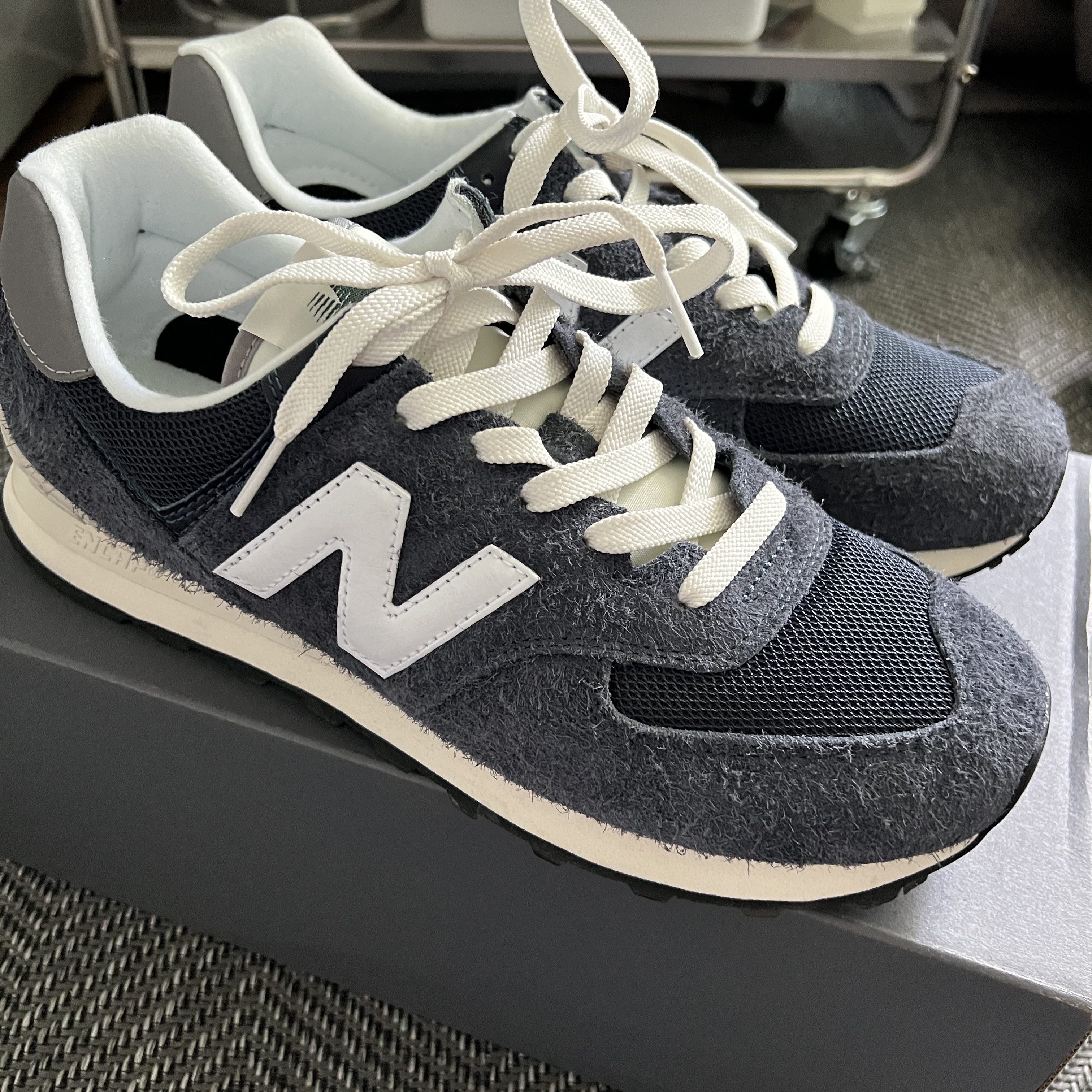 New Balance 574 Heritage Navy 착용 스타일 - 2