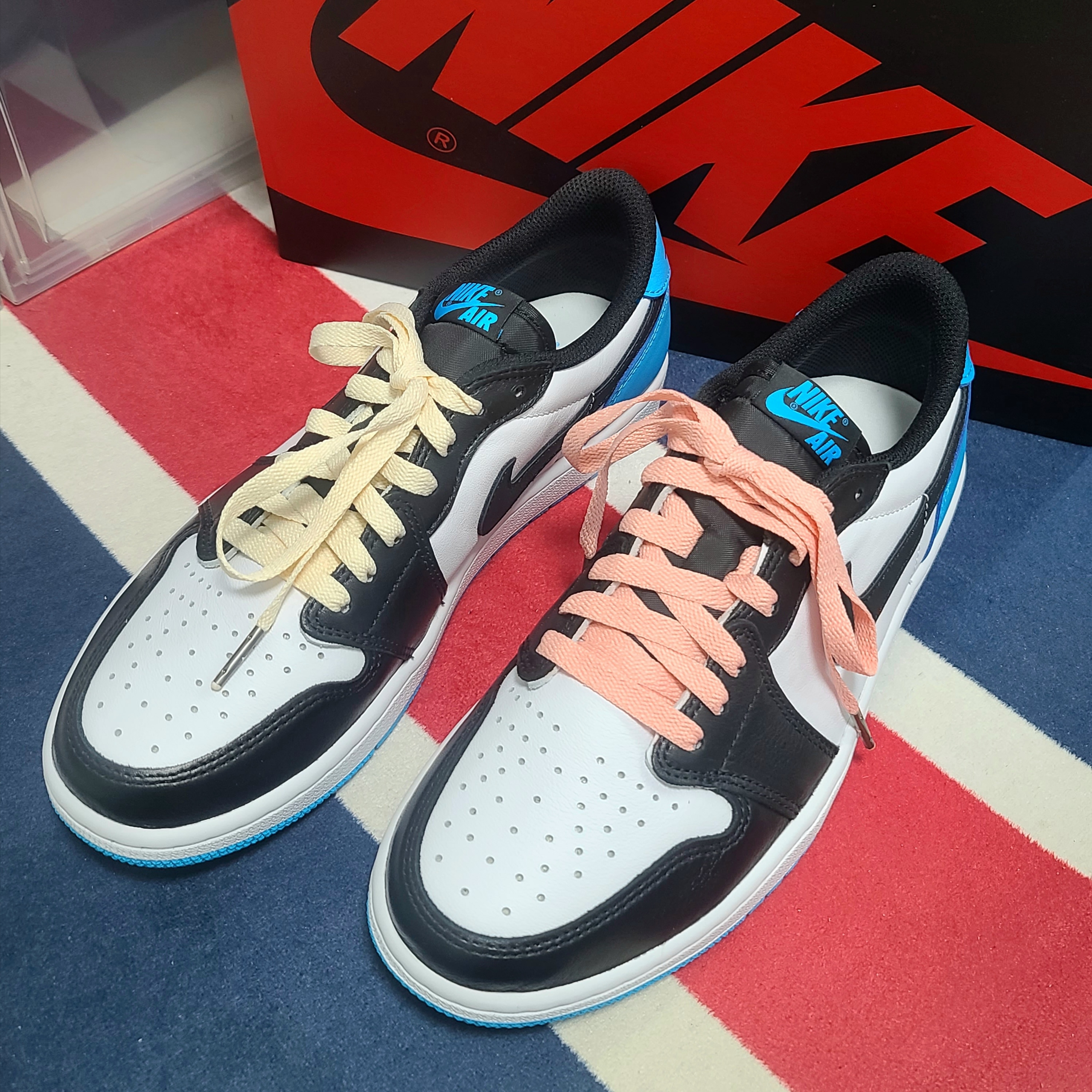 Jordan 1 Retro Low OG Black and Dark Powder Blue 착용 스타일 - 1