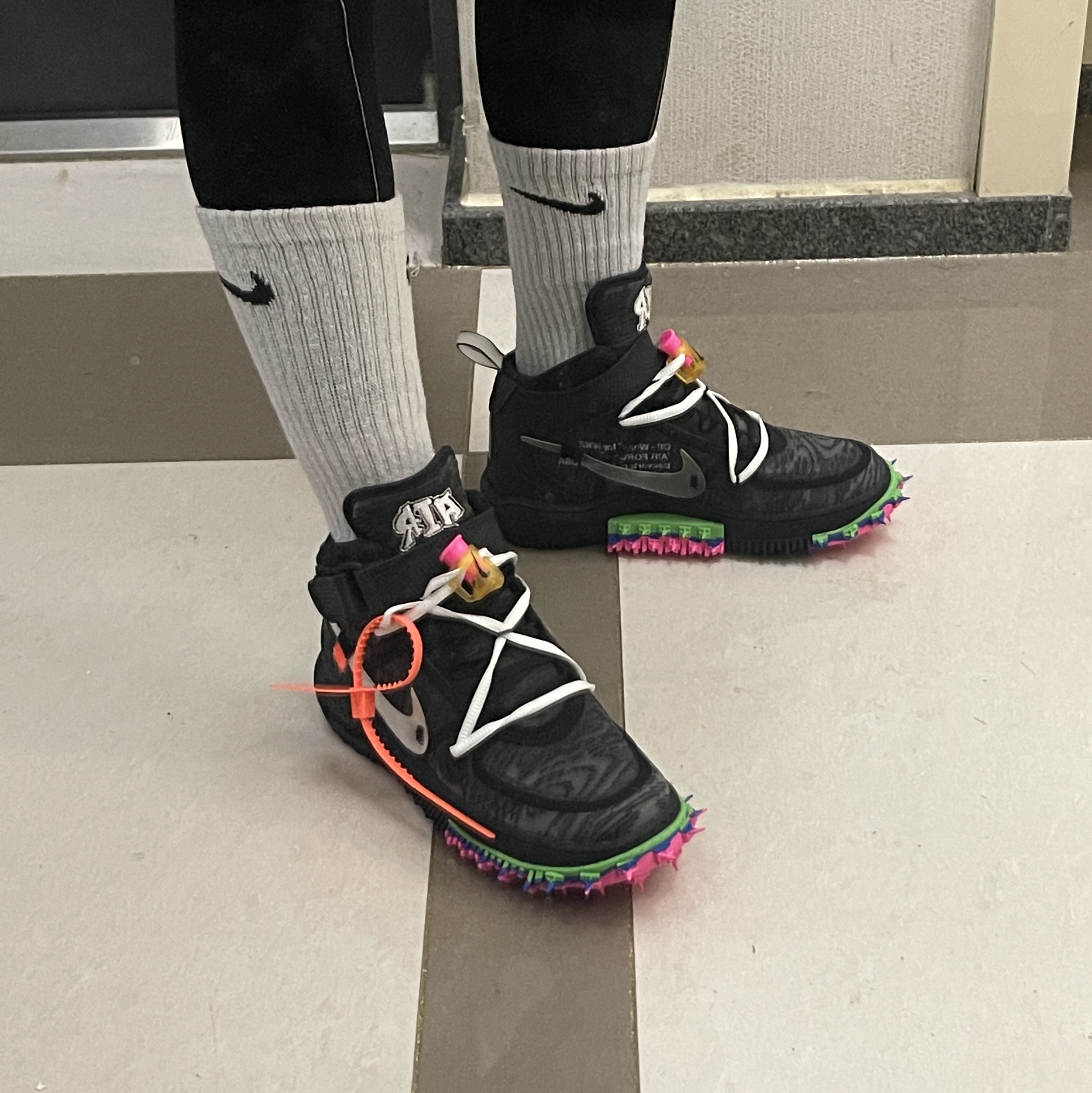 Nike x Off-White Air Force 1 Mid SP Black 착용 스타일 - 2