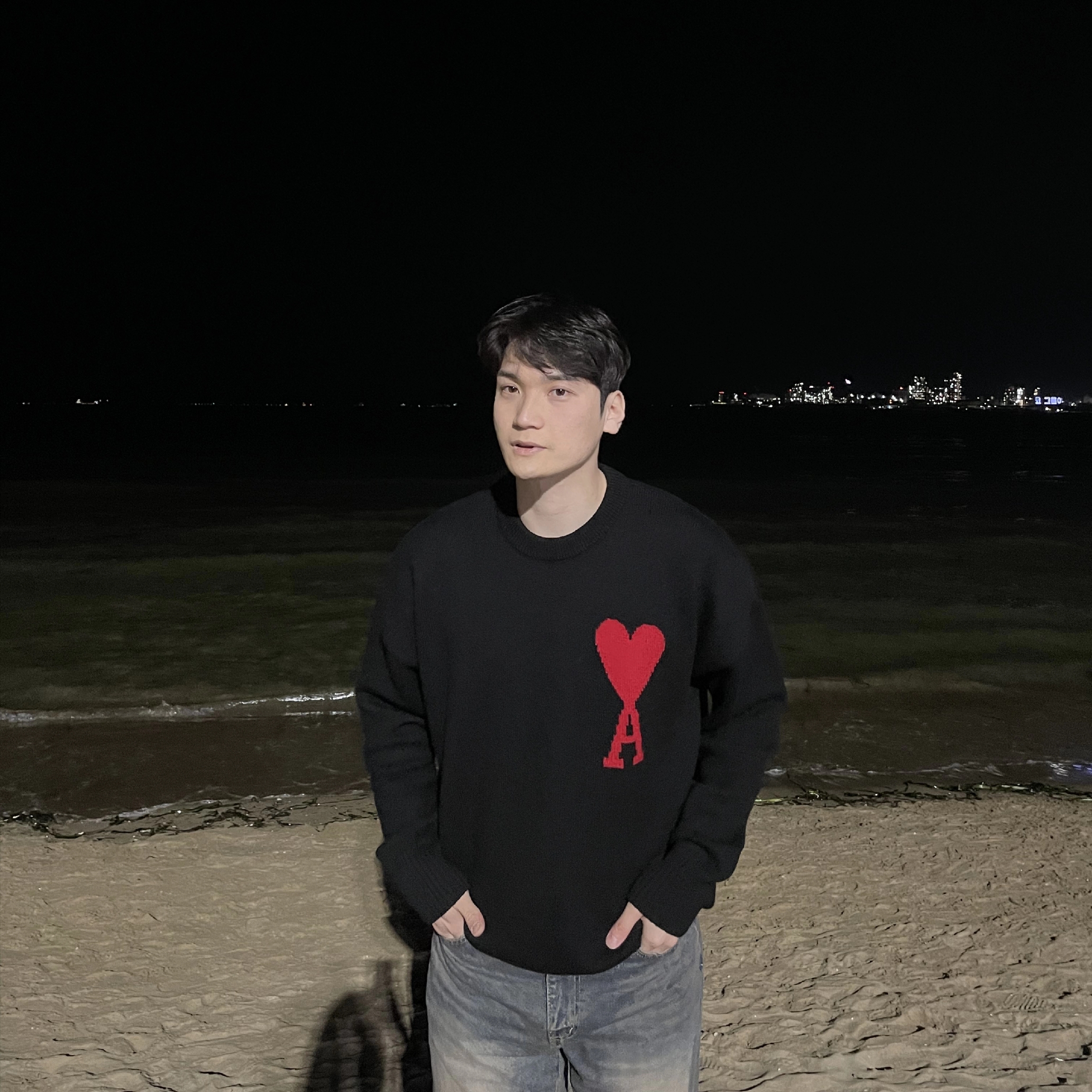 AMI de Coeur Oversize Intarsia Sweater Black Red, Jordan 1 Mid Racer Blue 착용 스타일 - 3