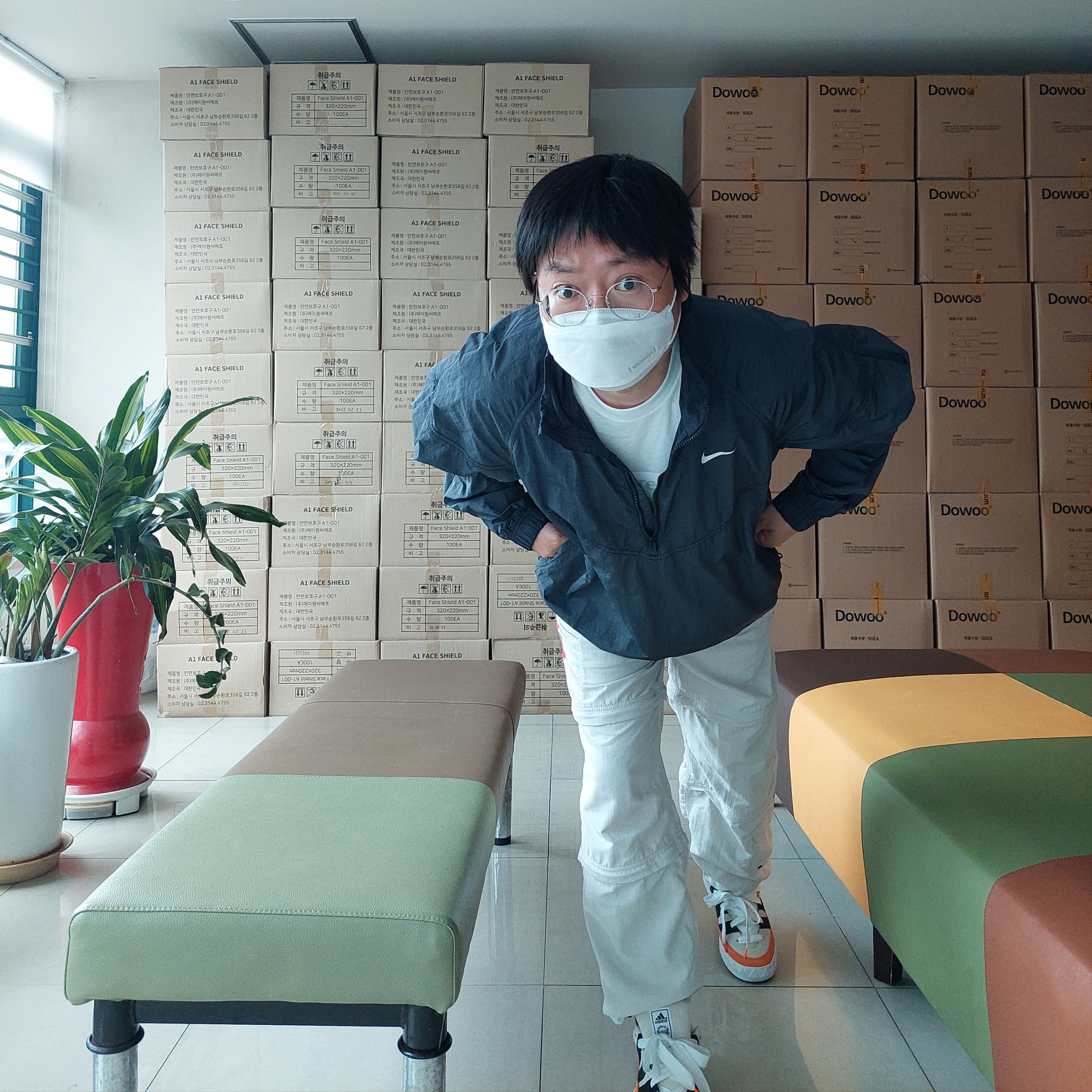 Nike x Stussy Windrunner Jacket Off Noir, Supreme Tonal Box Logo T-Shirt White - 23SS 착용 스타일