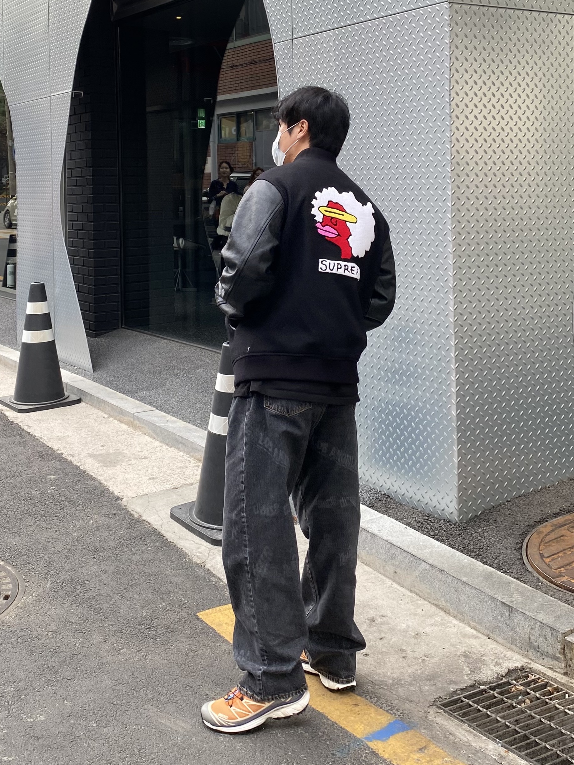 Stussy Worldwide Big OL' Jeans Black, Salomon XT-6 Apricot Buff 착용 스타일 - 3
