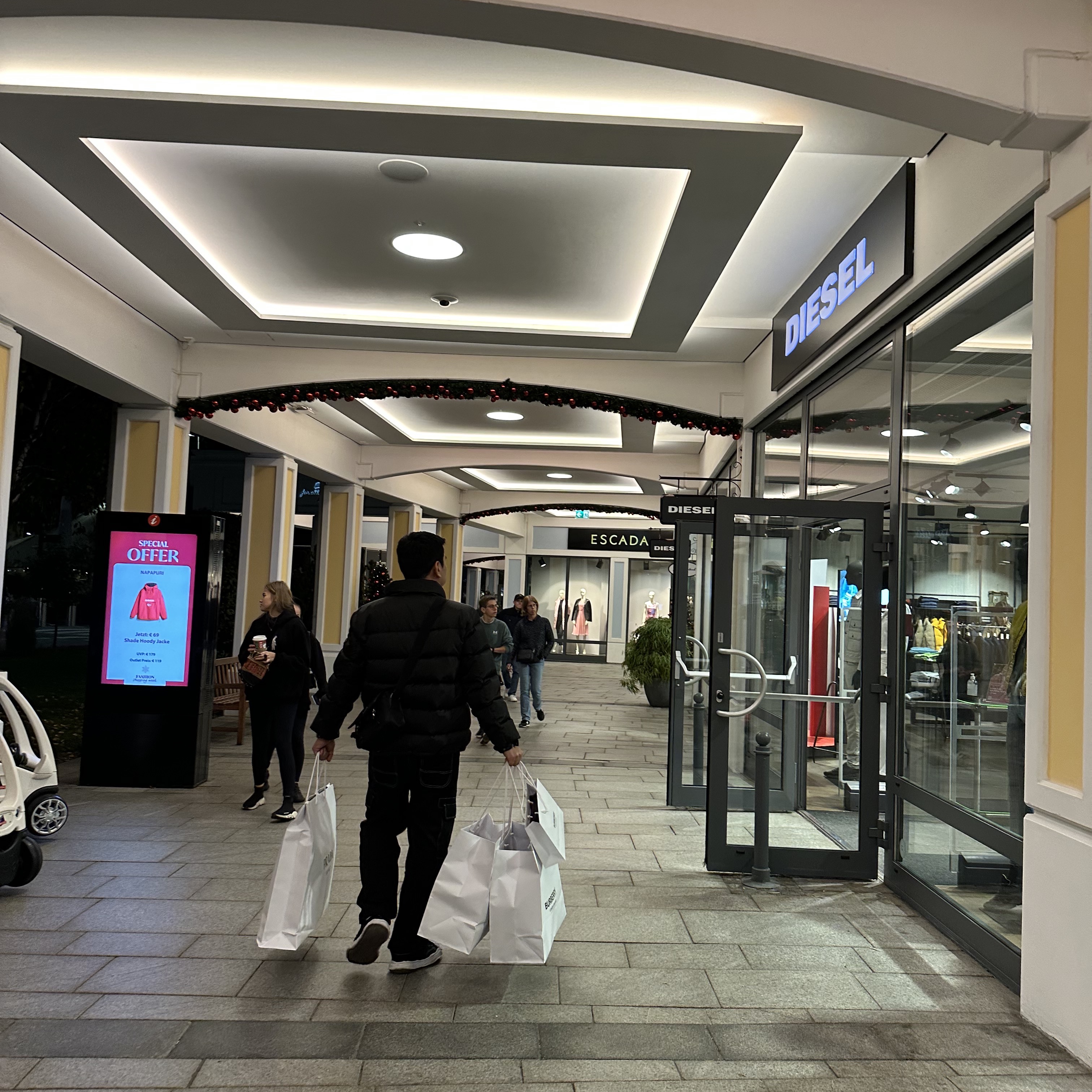 Prada Re-Nylon and Saffiano Leather Shoulder Bag Black 착용 스타일