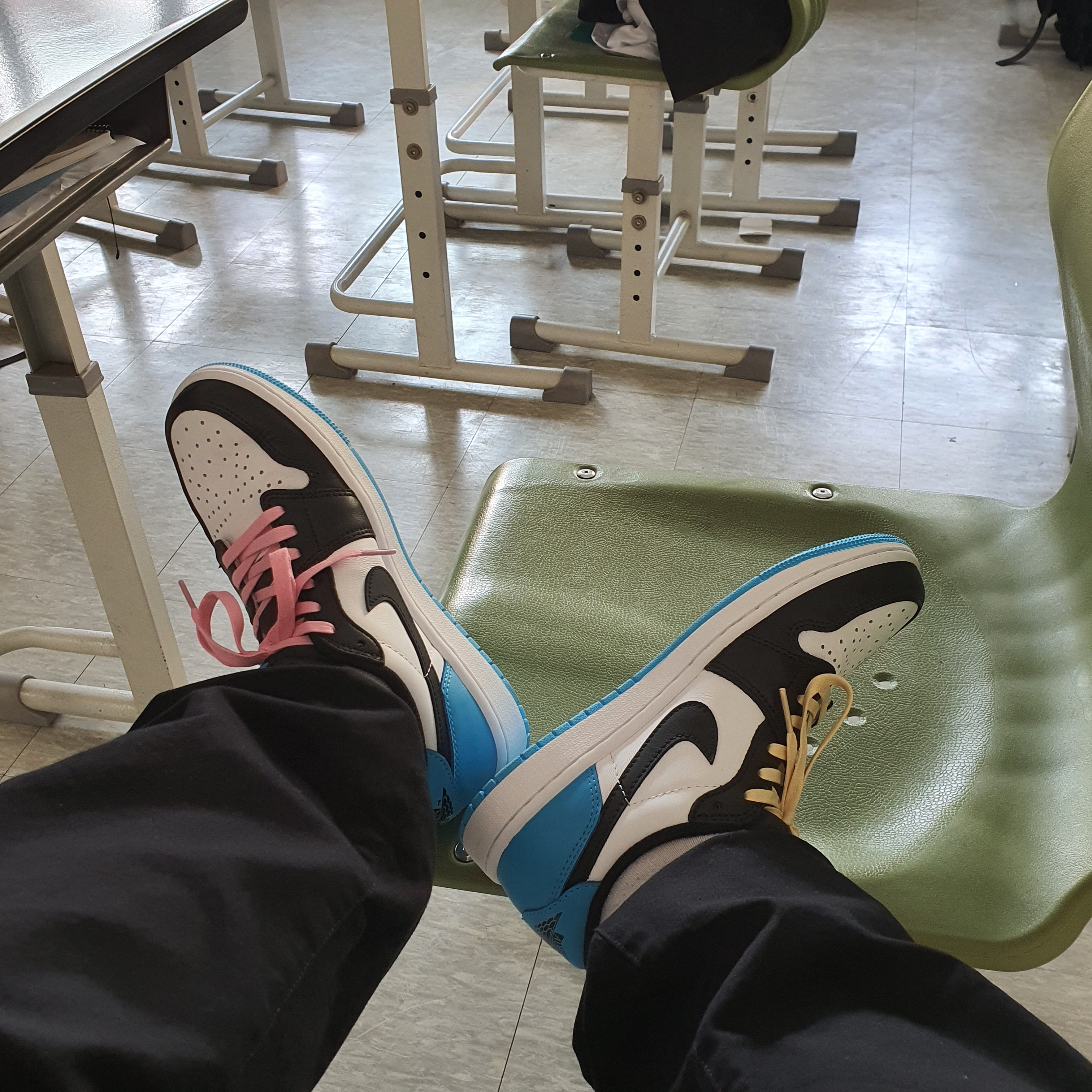 Jordan 1 Retro Low OG Black and Dark Powder Blue 착용 스타일 - 1