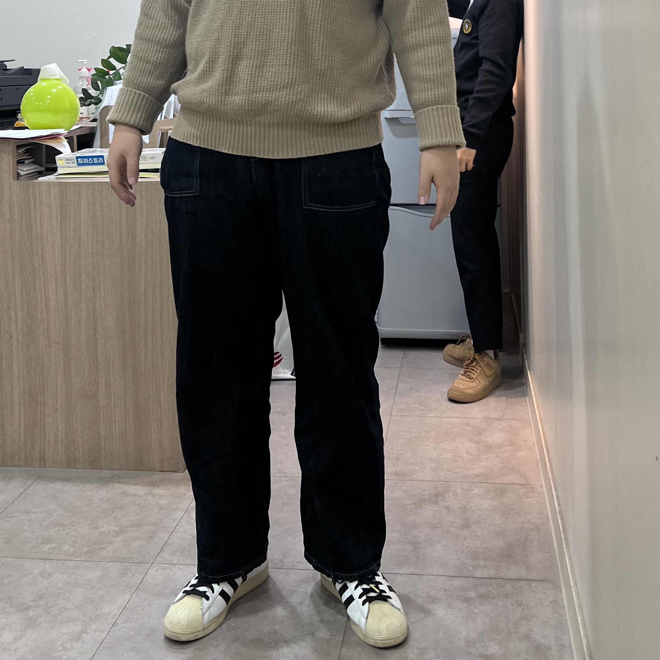 Adidas Superstar Premium White Black, Nike Air Force 1 '07 WB Flax 착용 스타일