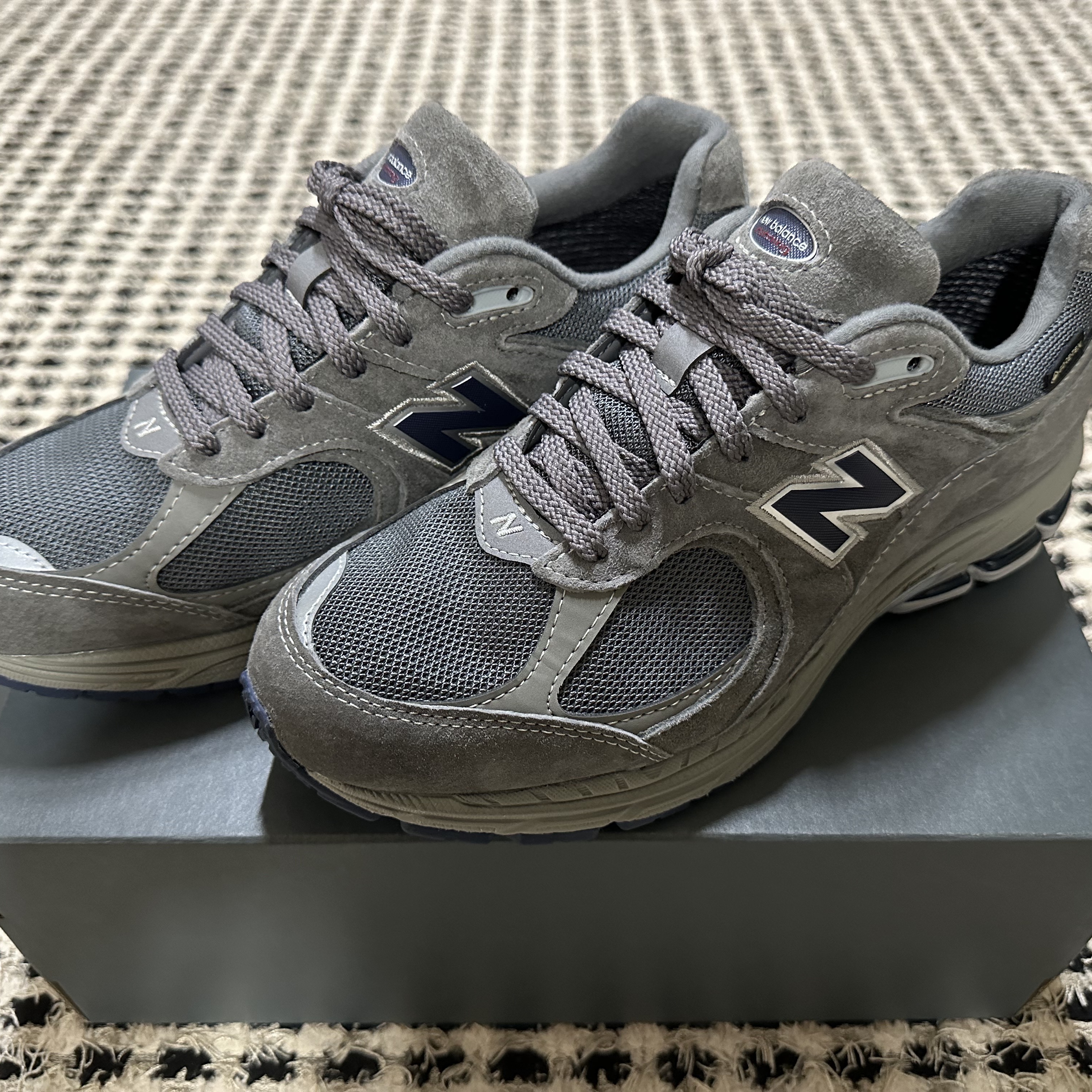 New Balance 2002R Gore-Tex Castlerock Natural Indigo 착용 스타일