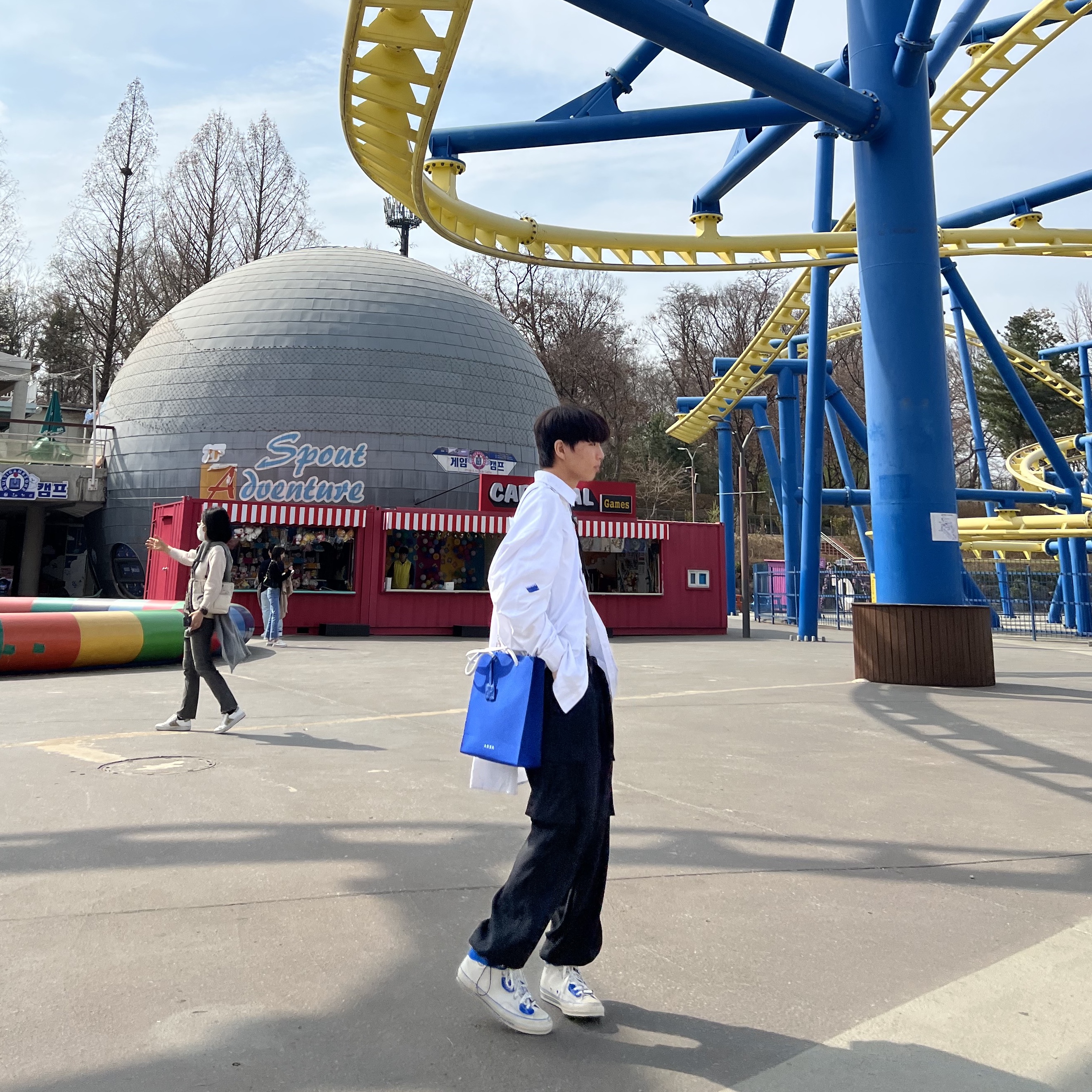 Ader Error Shopper Bag Z-Blue, Converse x Ader Error Chuck 70 High White 착용 스타일 - 1