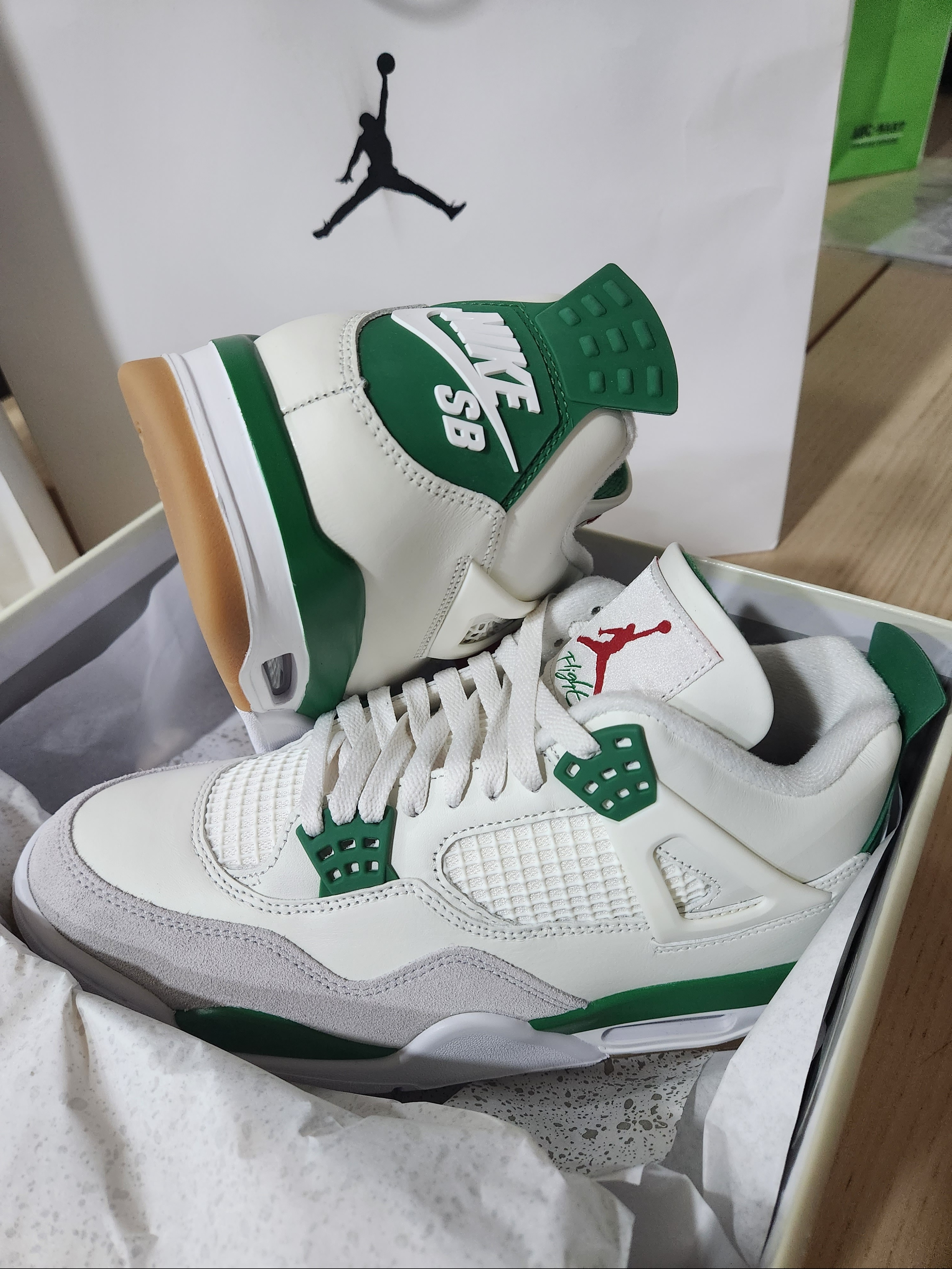 Jordan 4 x Nike SB Retro SP Pine Green 착용 스타일