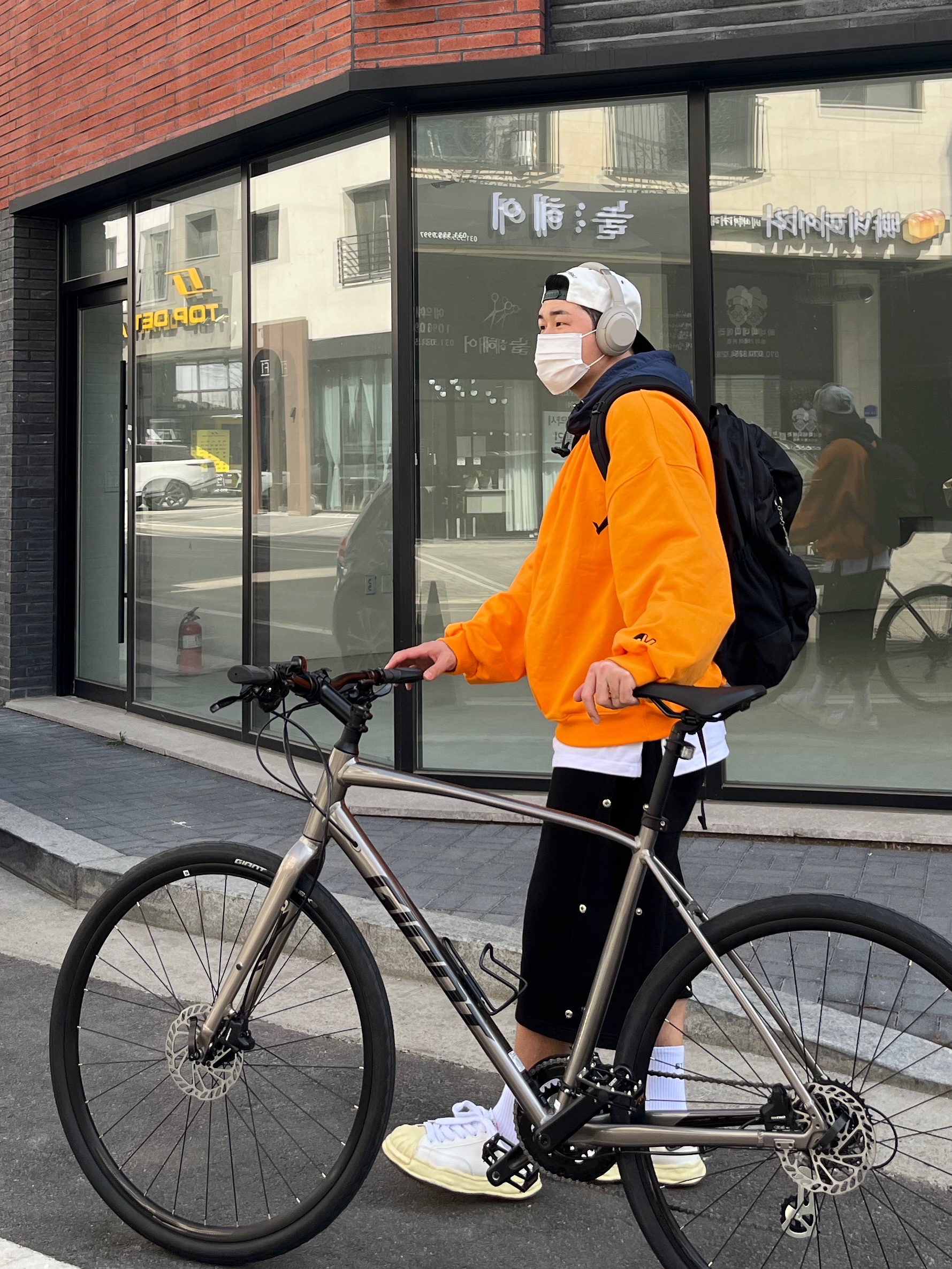 Maison Mihara Yasuhiro Blakey VL OG Sole Canvas Low-top Sneakers White, Sony WH-1000XM4 Platinum Silver (Korean Ver.) 착용 스타일 - 2