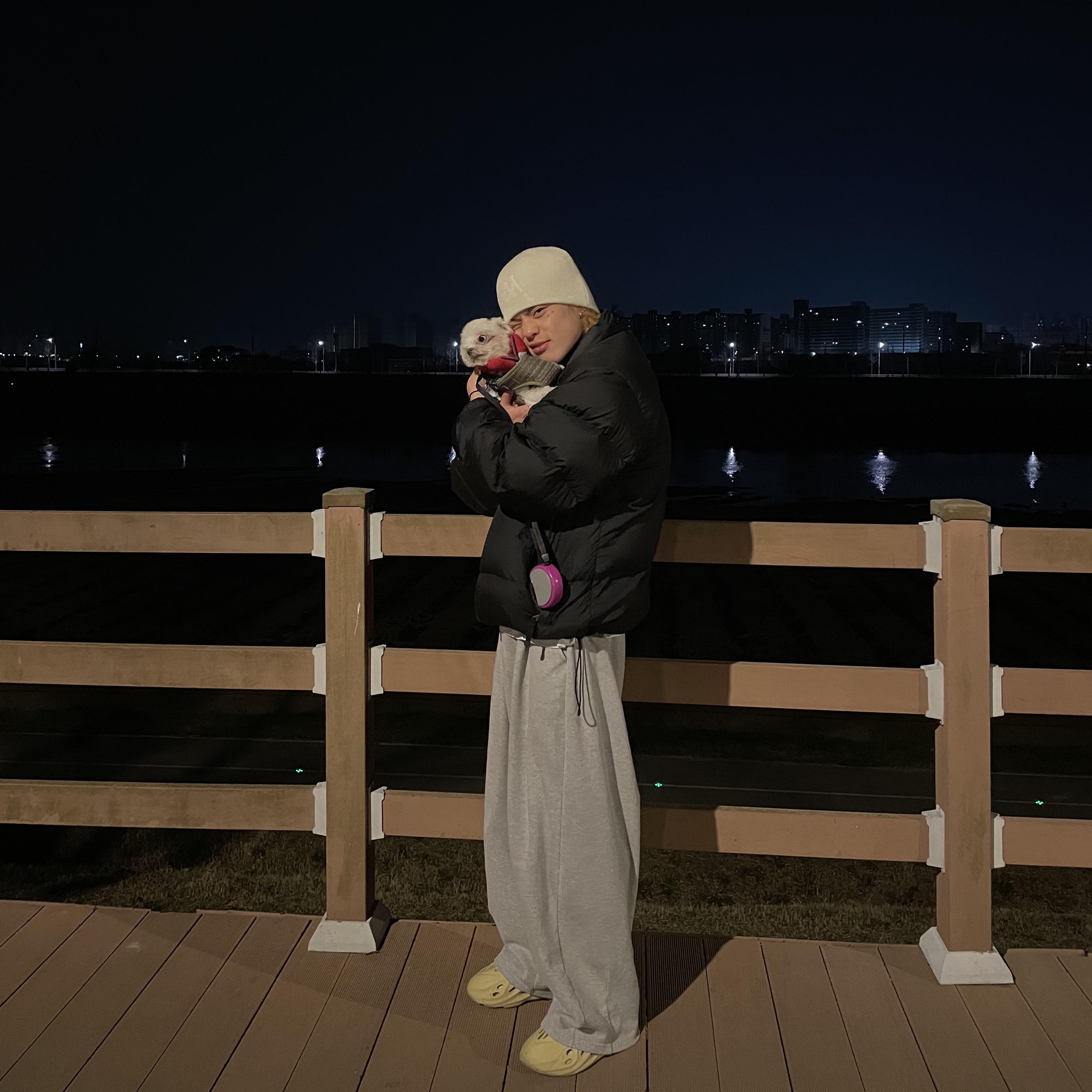 Stussy Debossed Stock Logo Beanie Bone, Adidas Yeezy Foam RNNR Sulfur 착용 스타일 - 2