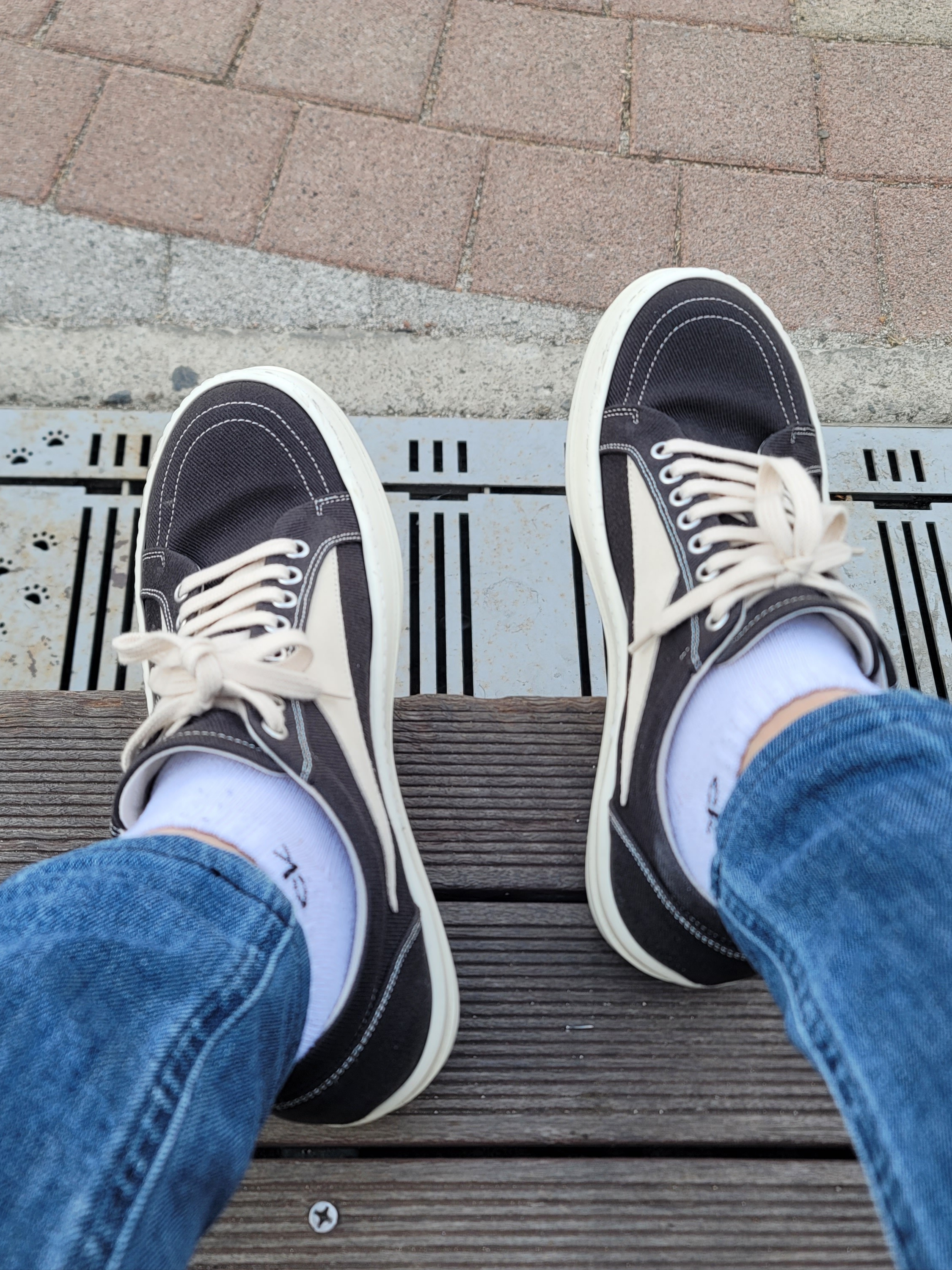 Rick Owens Drkshdw Suede Vintage Sneakers Dark Dust Pearl Milk White 착용 스타일 - 1