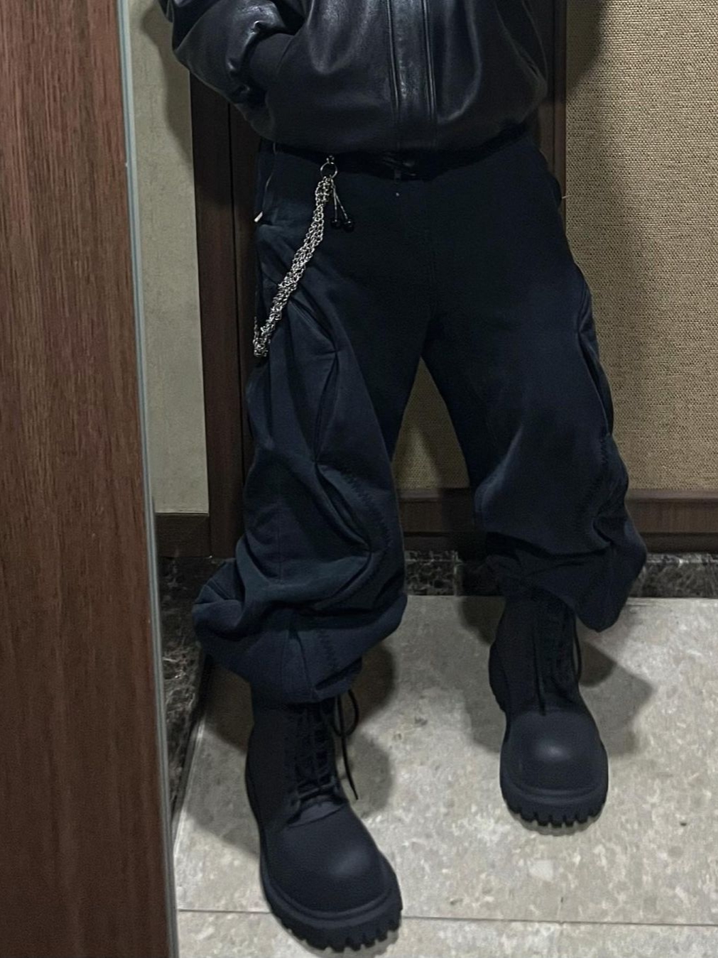 AOP Large Fit Curve Pants Stone Black 착용 스타일