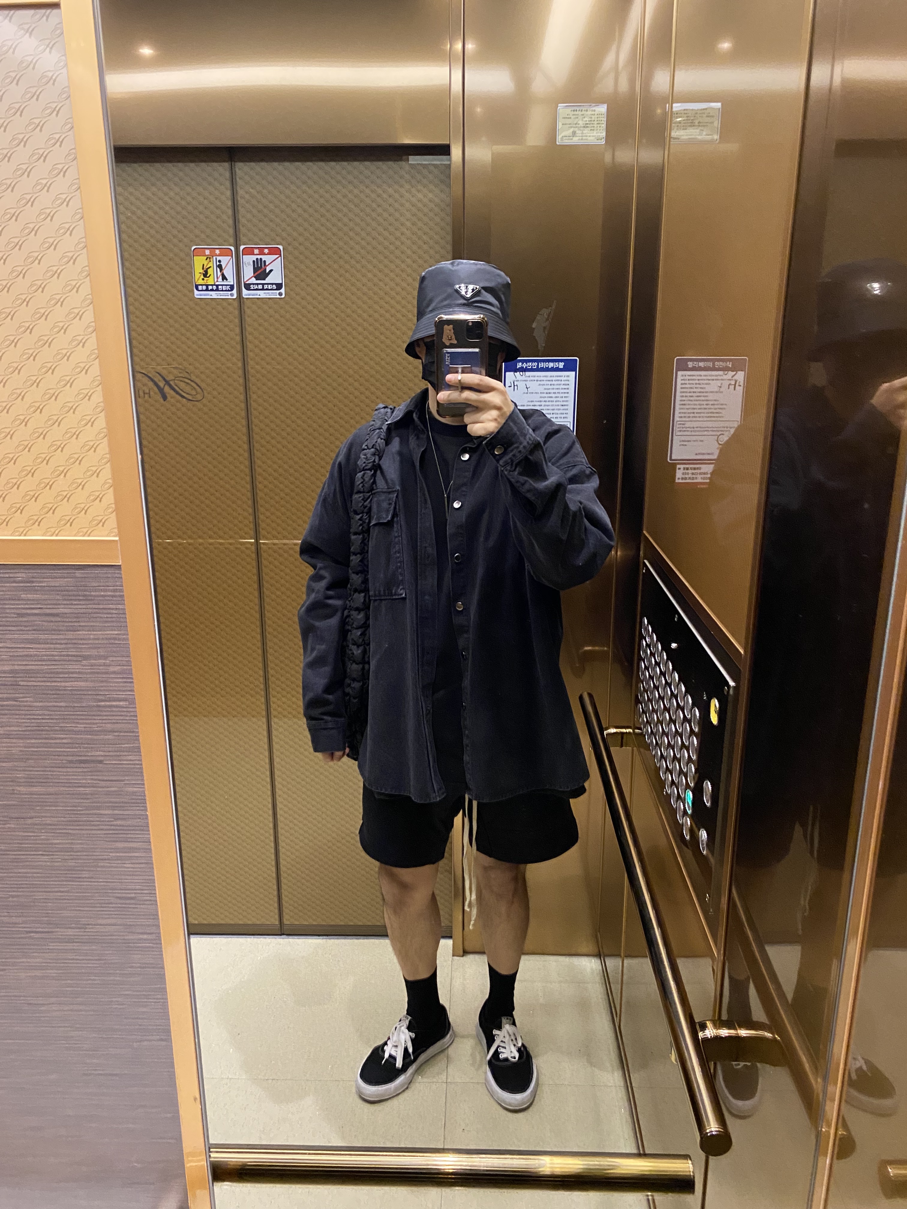 Prada Re-Nylon Bucket Hat Black, COS Quilted Oversized Shoulder Bag Black 착용 스타일