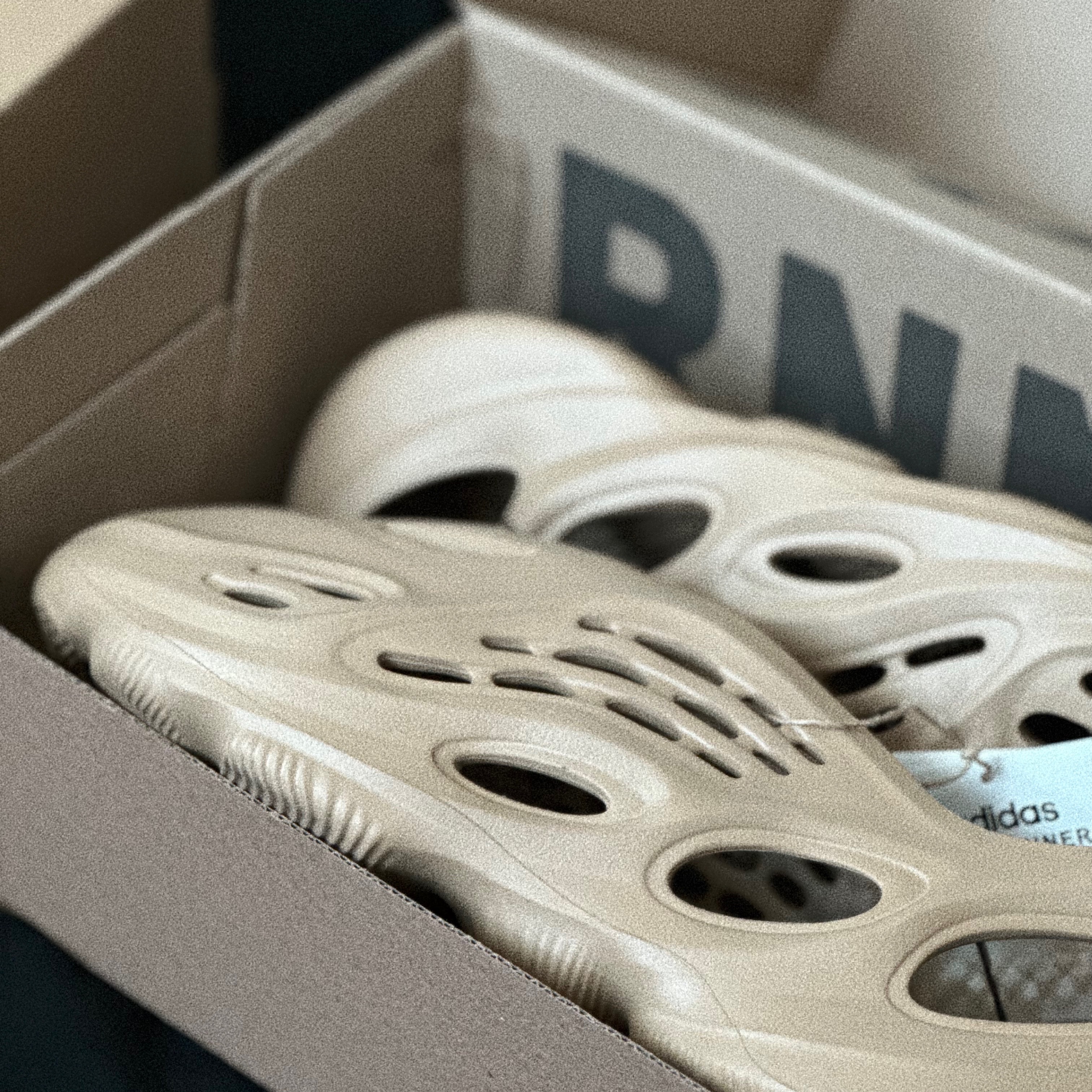 Adidas Yeezy Foam RNNR Stone Sage, Adidas Yeezy Foam RNNR Ochre 착용 스타일 - 2