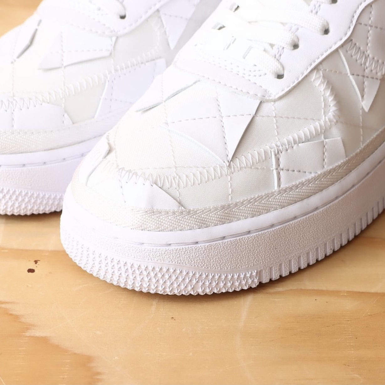 Nike x Billie Eilish Air Force 1 Low SP Triple White 착용 스타일 - 3