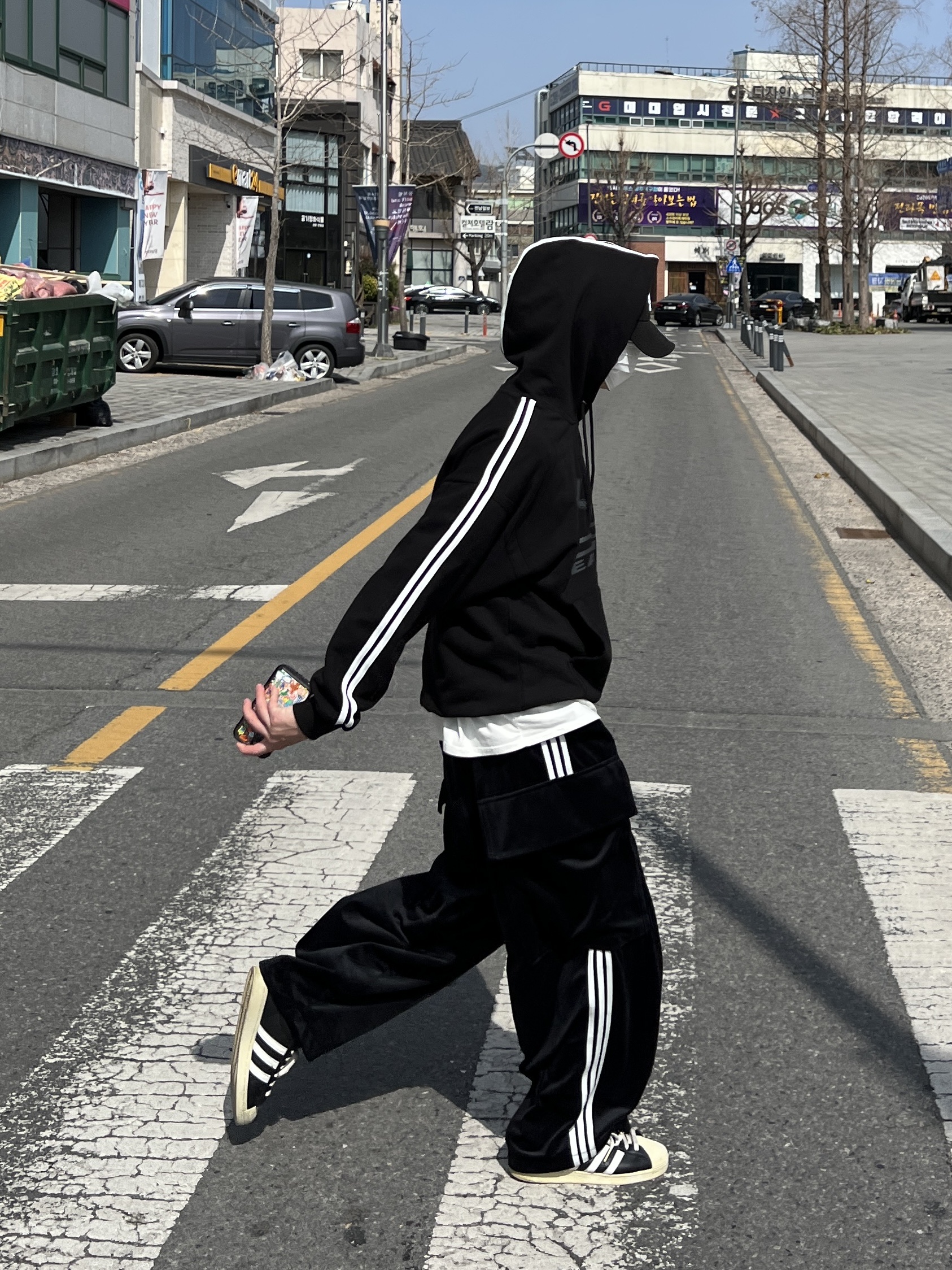 Adidas Superstar Premium Black White 착용 스타일 - 1