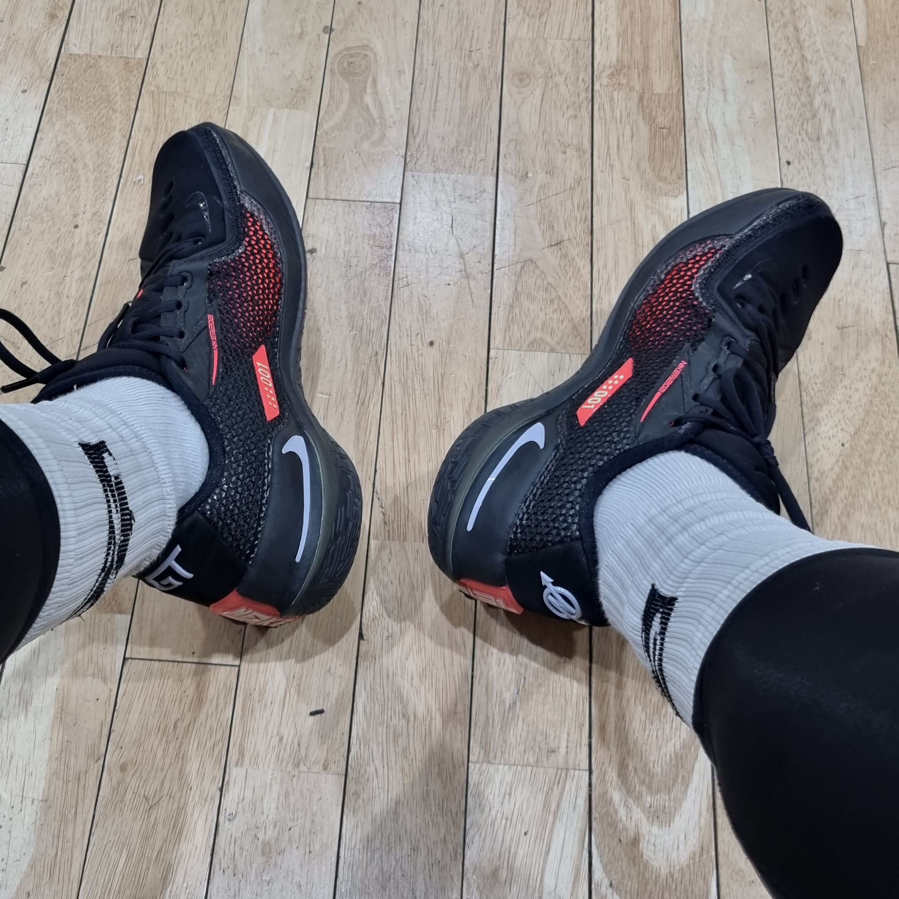 Nike Air Zoom GT Cut Black Hyper Crimson, New Balance Fuelcell 2WXY V3 Sea Salt Team Navy - 2E Wide 착용 스타일 - 2