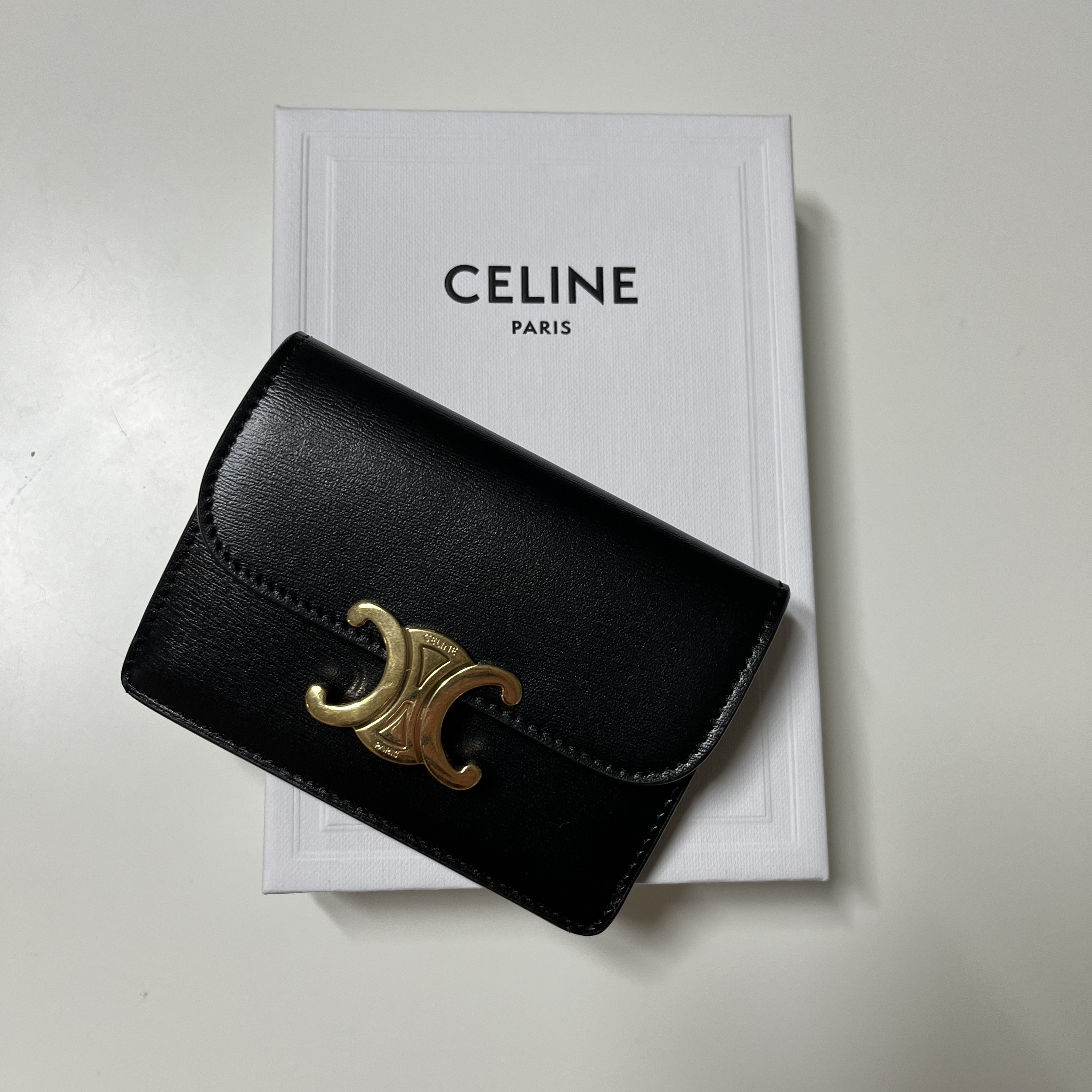 Celine Card Holder with Flap in Shiny Calfskin Black 착용 스타일