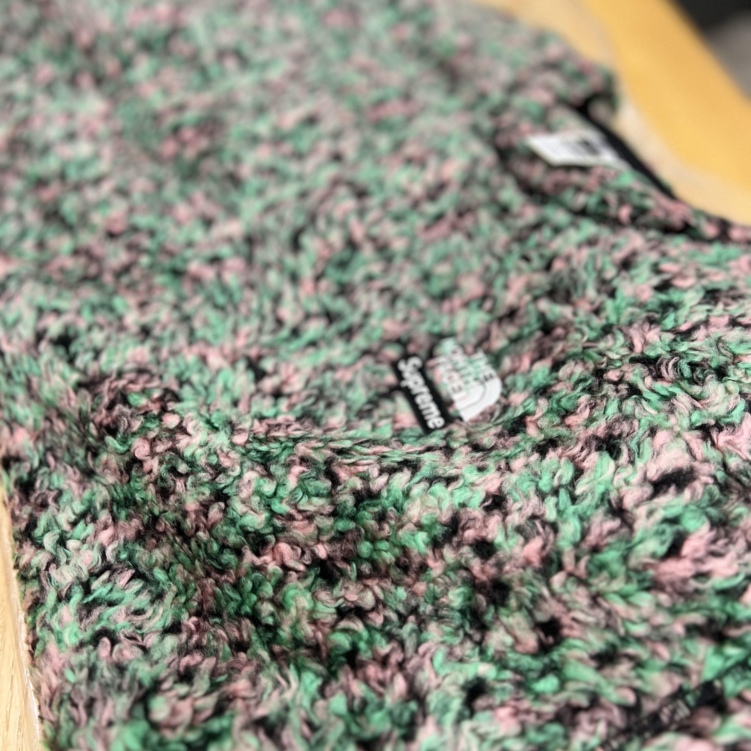 Supreme x The North Face High Pile Fleece Pullover Multicolor - 23SS, Supreme Oval 6-Panel Pine - 23SS 착용 스타일 - 3