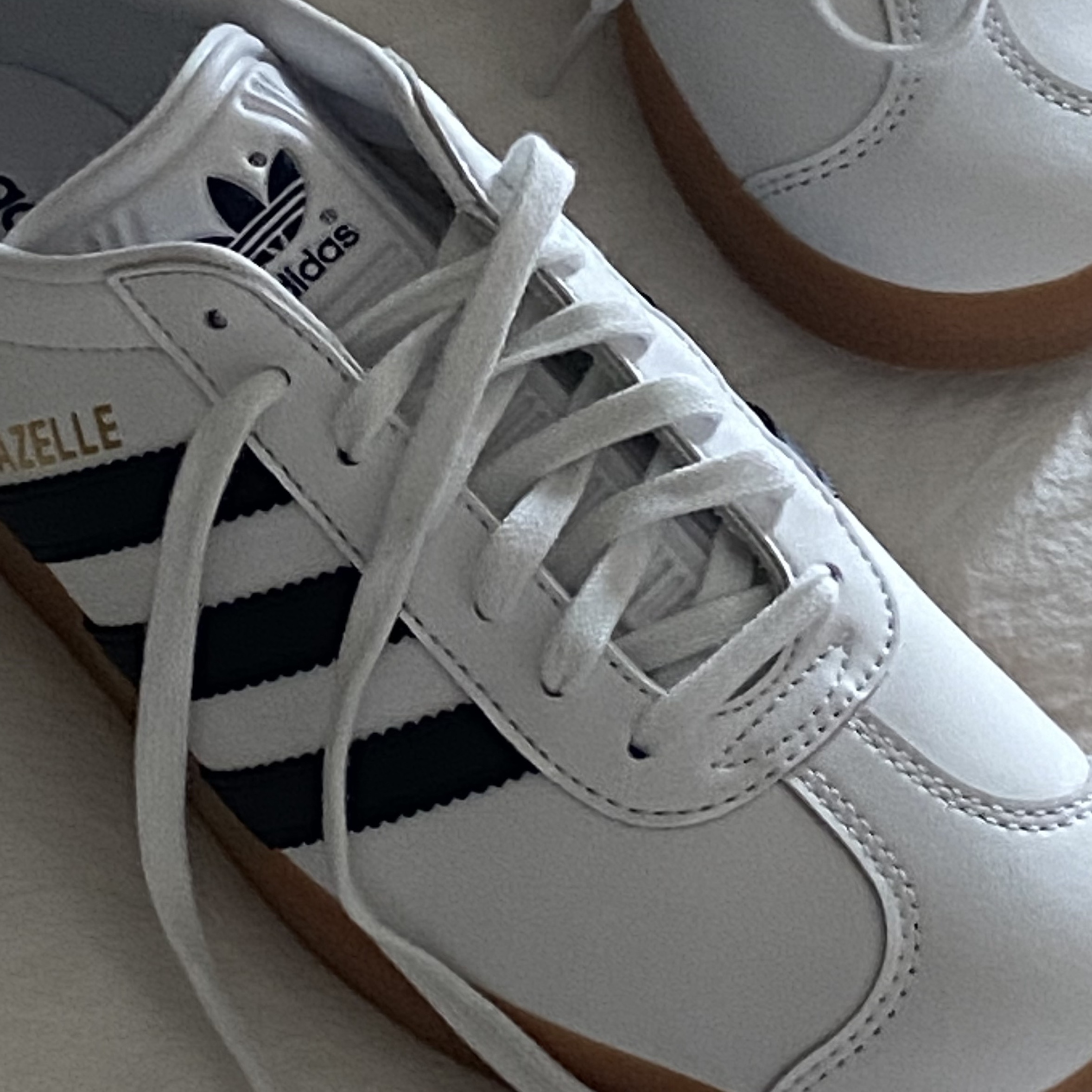 Adidas Gazelle White Collegiate Navy 착용 스타일 - 2