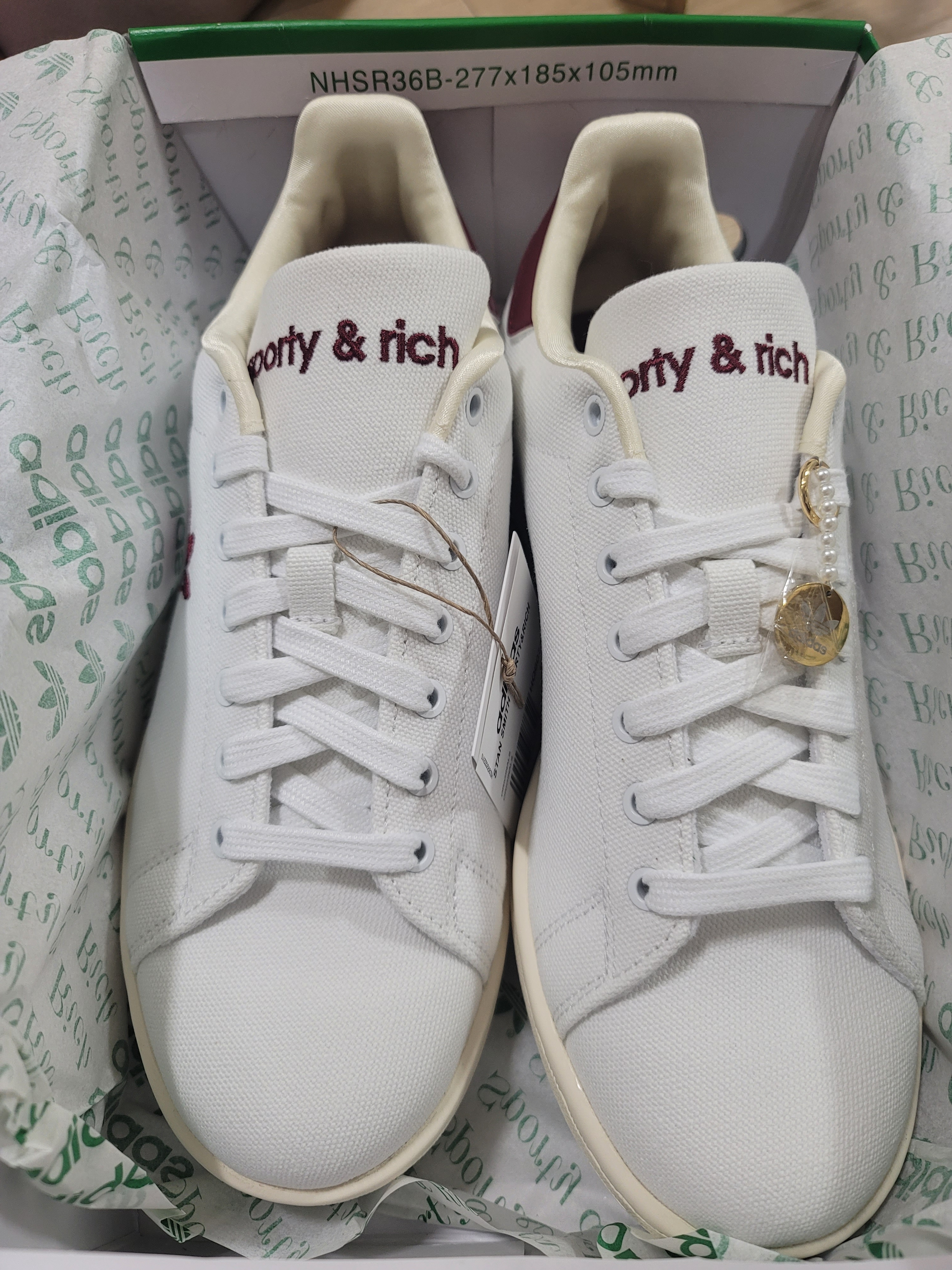 Adidas x Sporty & Rich Stan Smith Cloud White Collegiate Burgundy 착용 스타일 - 1
