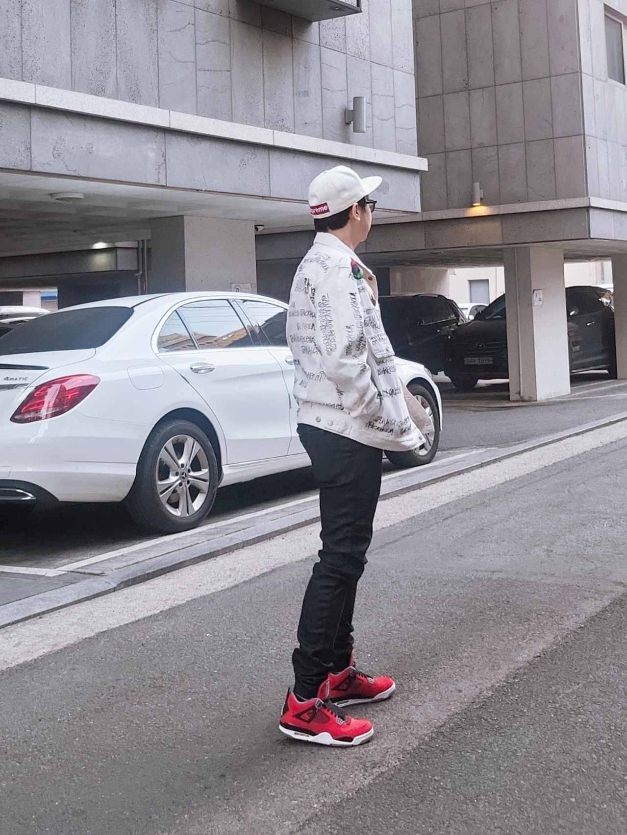 Jordan 4 Retro Toro Bravo, Stussy x Our Legacy x Denim Tears TTL Denim Jacket White 착용 스타일 - 1