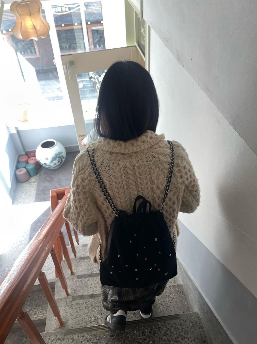 Saenginstudios Women Universe Suede Chain Bag Black 착용 스타일 - 2