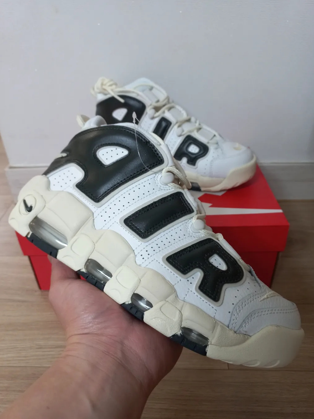 (W) Nike Air More Uptempo Summit White Light Orewood Brown 착용 스타일 - 1