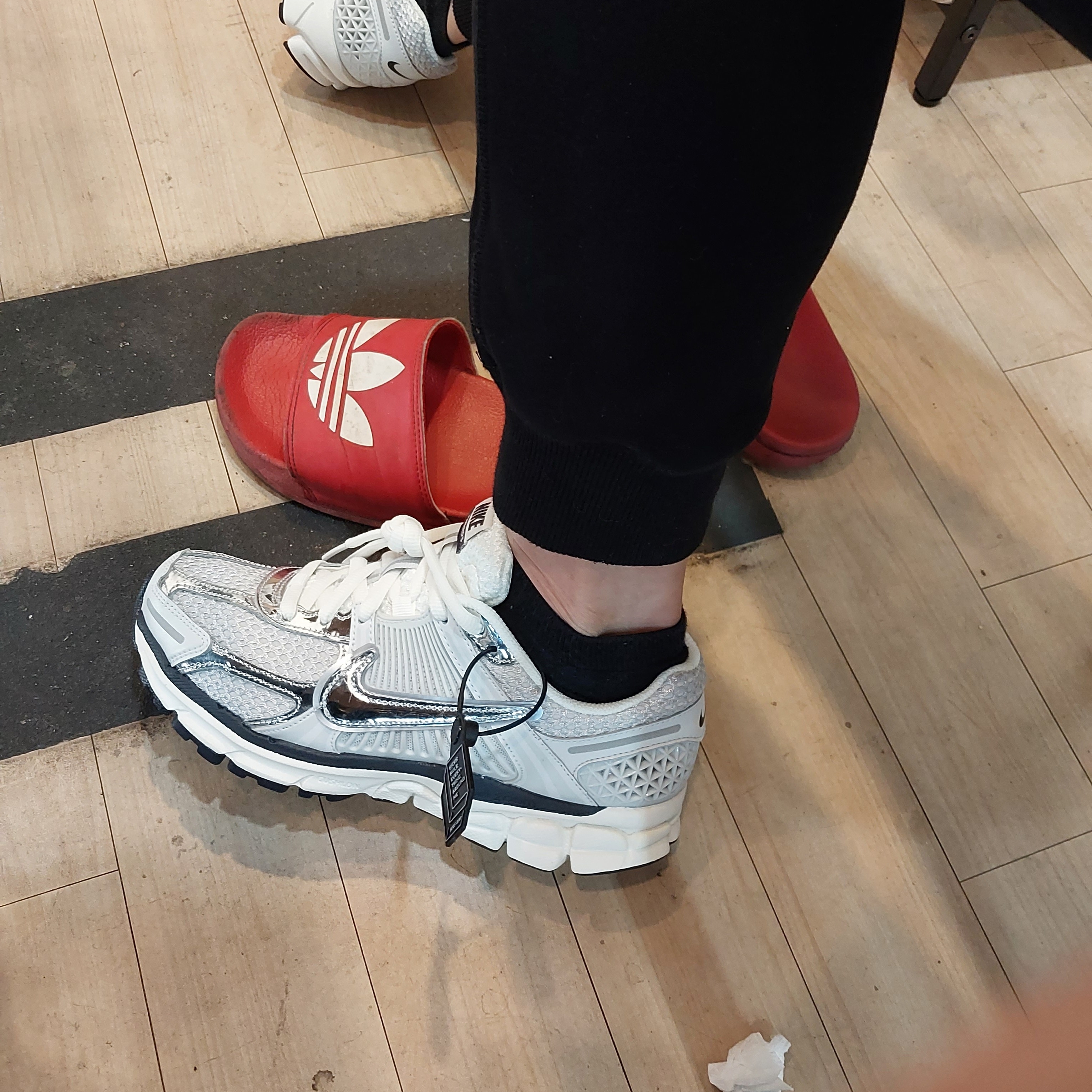 (W) Nike Zoom Vomero 5 Photon Dust and Metallic Silver 착용 스타일 - 3