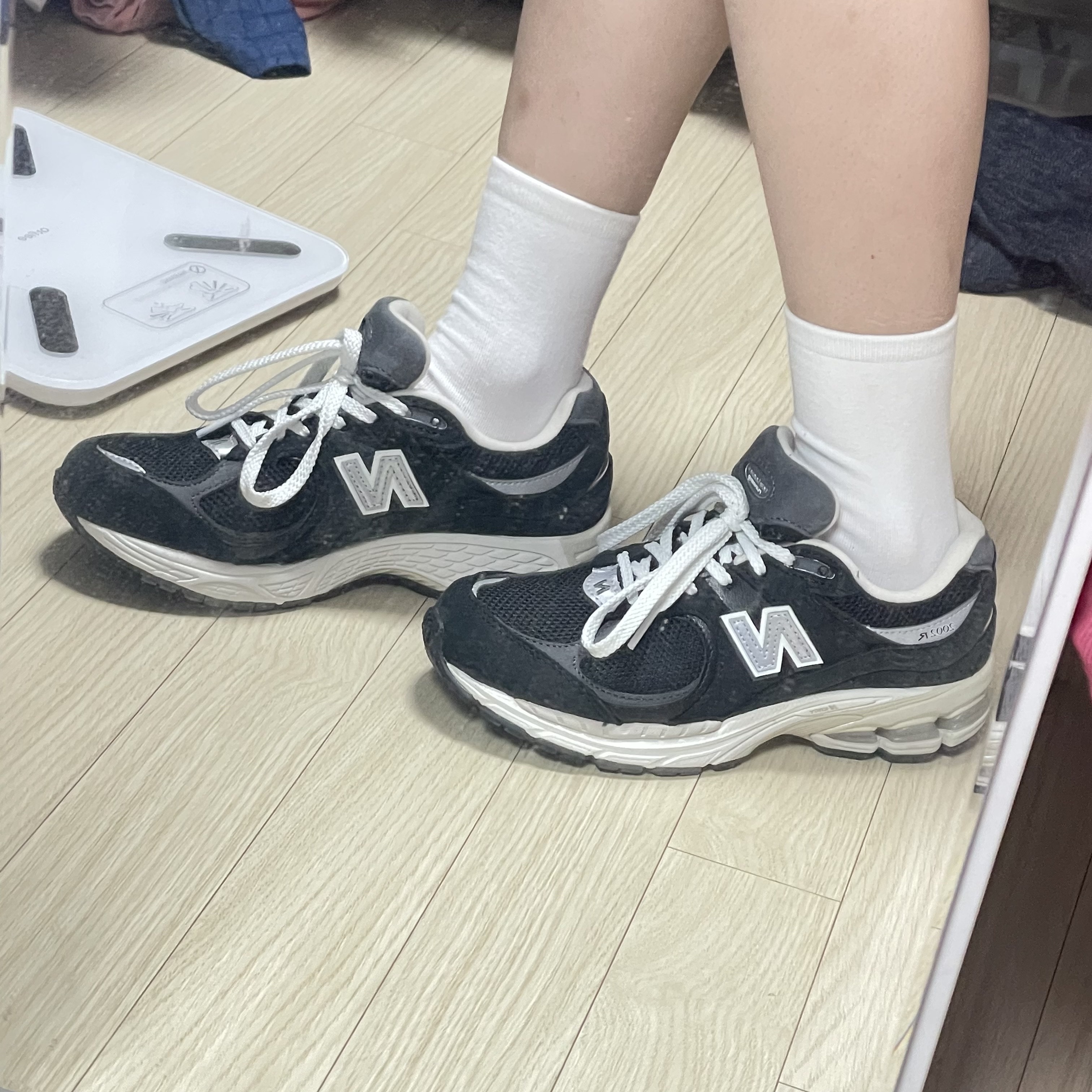 New Balance 2002R Premium Vintage Black 착용 스타일 - 1