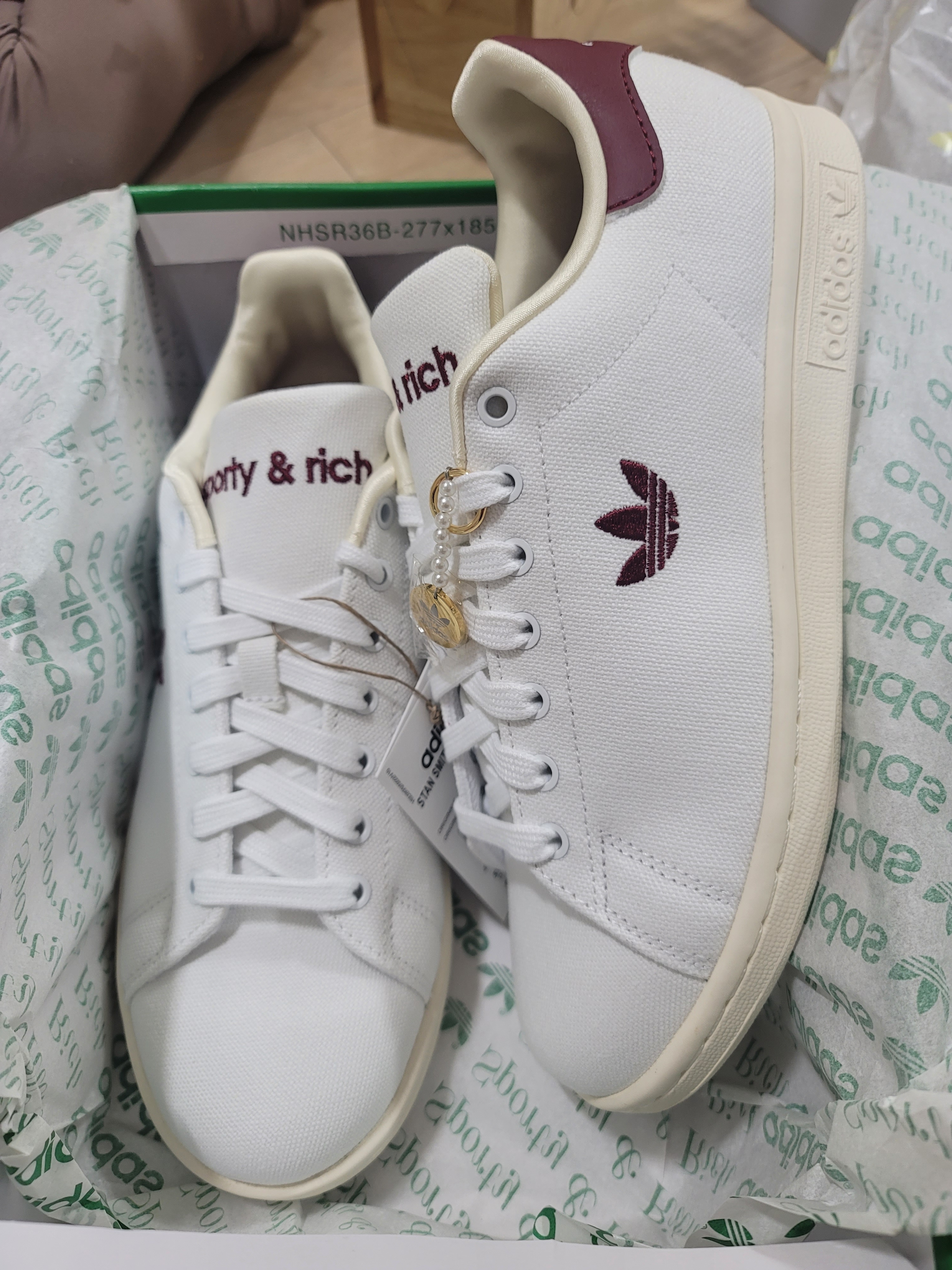 Adidas x Sporty & Rich Stan Smith Cloud White Collegiate Burgundy 착용 스타일 - 2