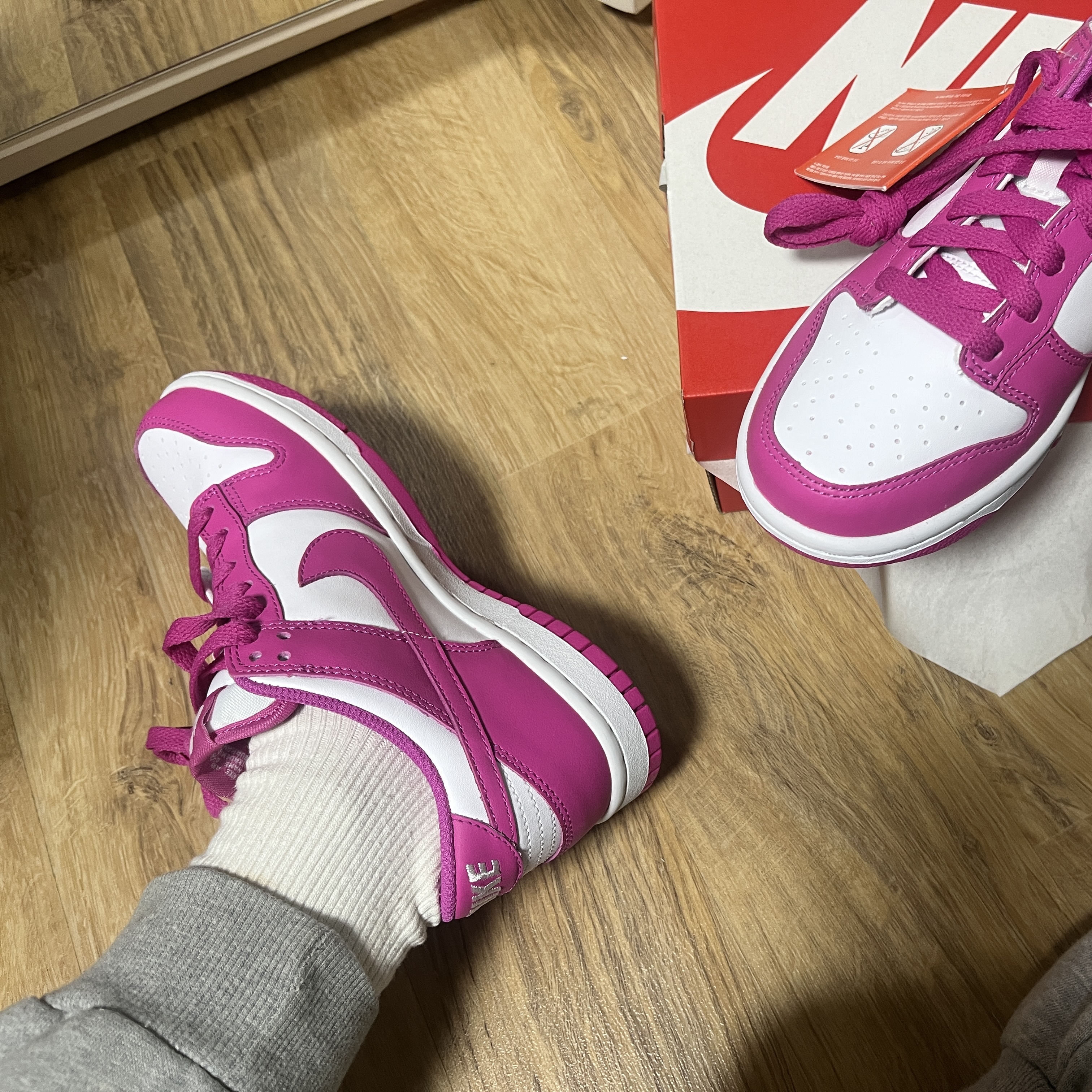 (GS) Nike Dunk Low White Active Fuchsia 착용 스타일